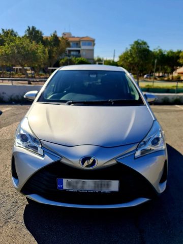 Toyota Vitz Hybrid 2017. Image 2 of 12