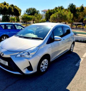 Toyota Vitz Hybrid 2017. Image 4 of 12