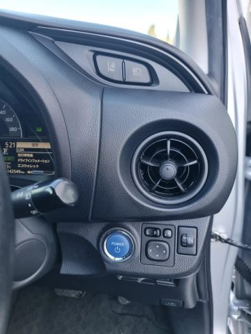 Toyota Vitz Hybrid 2017. Image 7 of 12