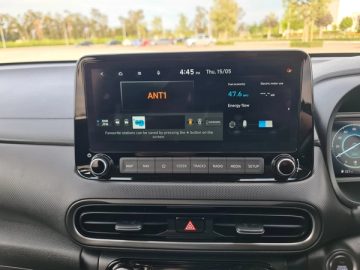 Hyundai Kona Hybrid 2022. Image 8 of 16