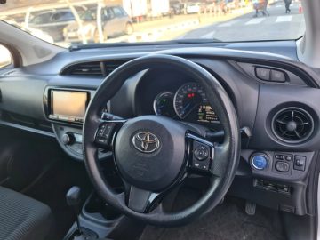 Toyota Vitz Hybrid 2017. Image 6 of 12