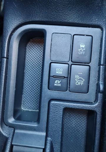 Toyota Vitz Hybrid 2017. Image 8 of 12