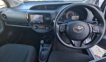 Toyota Vitz Hybrid 2017 — φωτογραφία 9