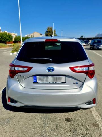 Toyota Vitz Hybrid 2017 — φωτογραφία 3