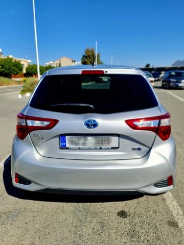 Toyota Vitz Hybrid 2017. Image 3 of 12