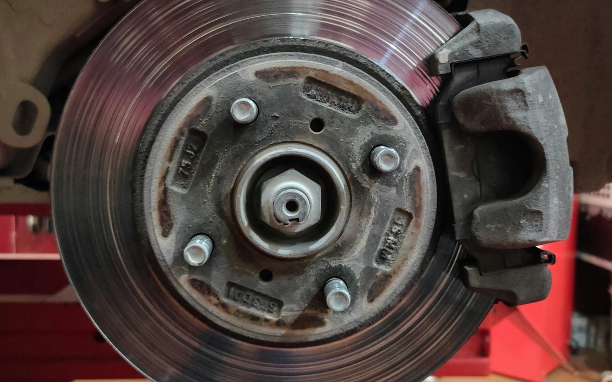 Bremsscheibe und Bremssattel bei abgenommenem Rad
