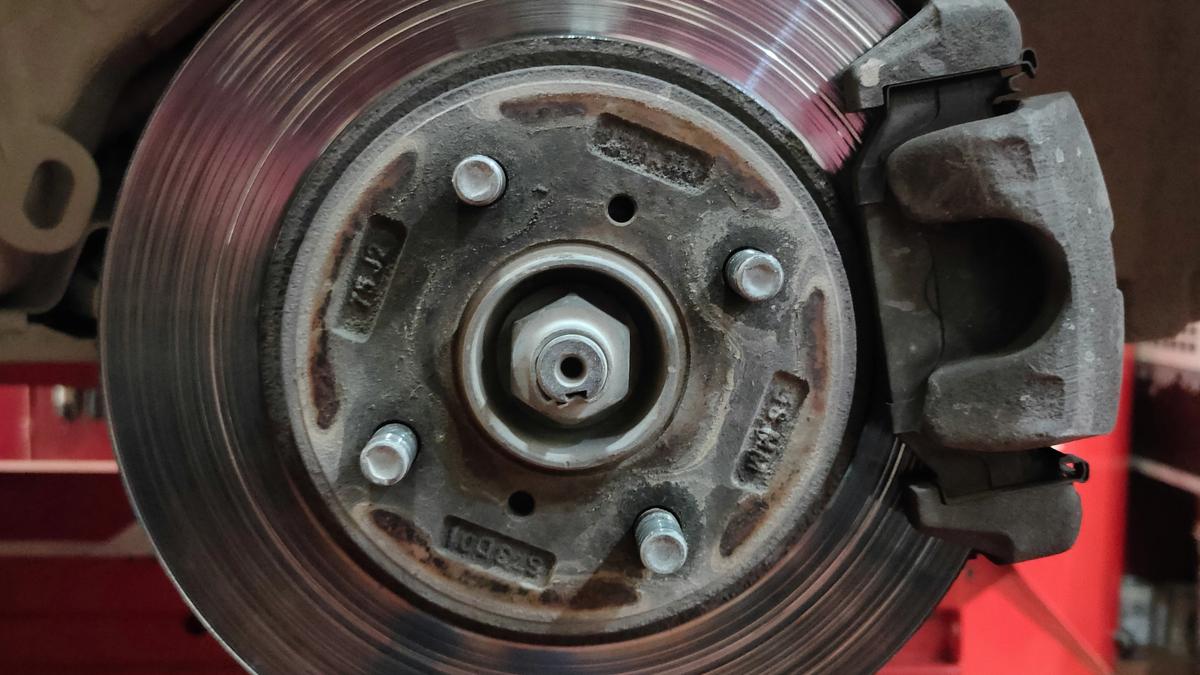 Bremsscheibe und Bremssattel bei abgenommenem Rad