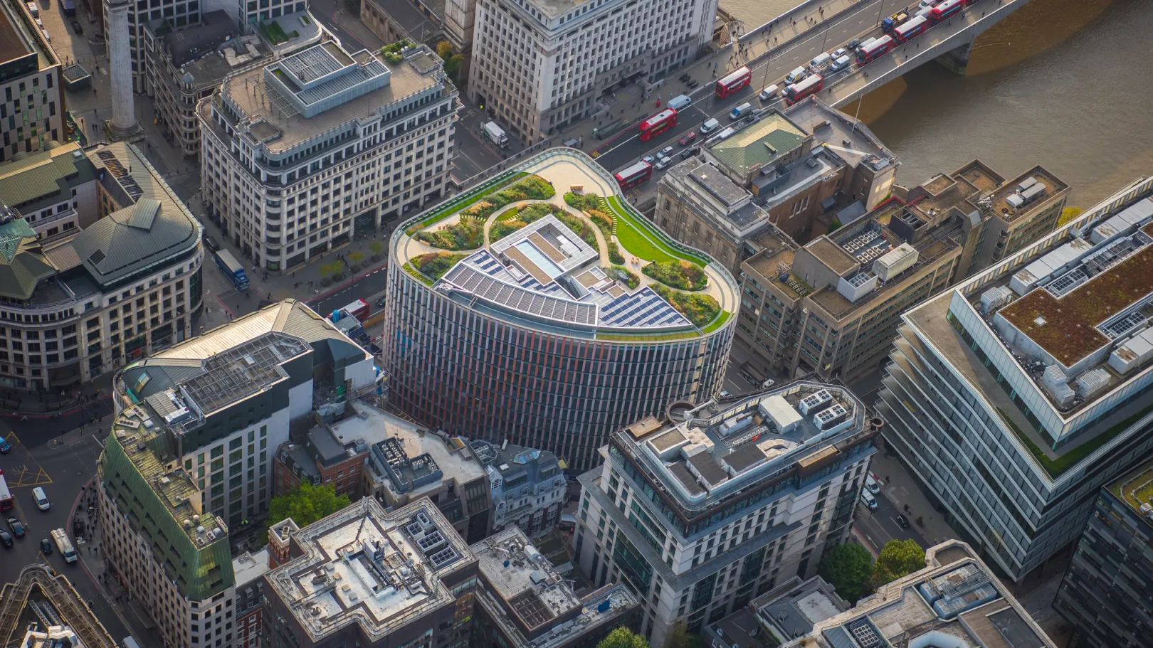 Aerial view of 33 King William Street with traffic on bridge over thames