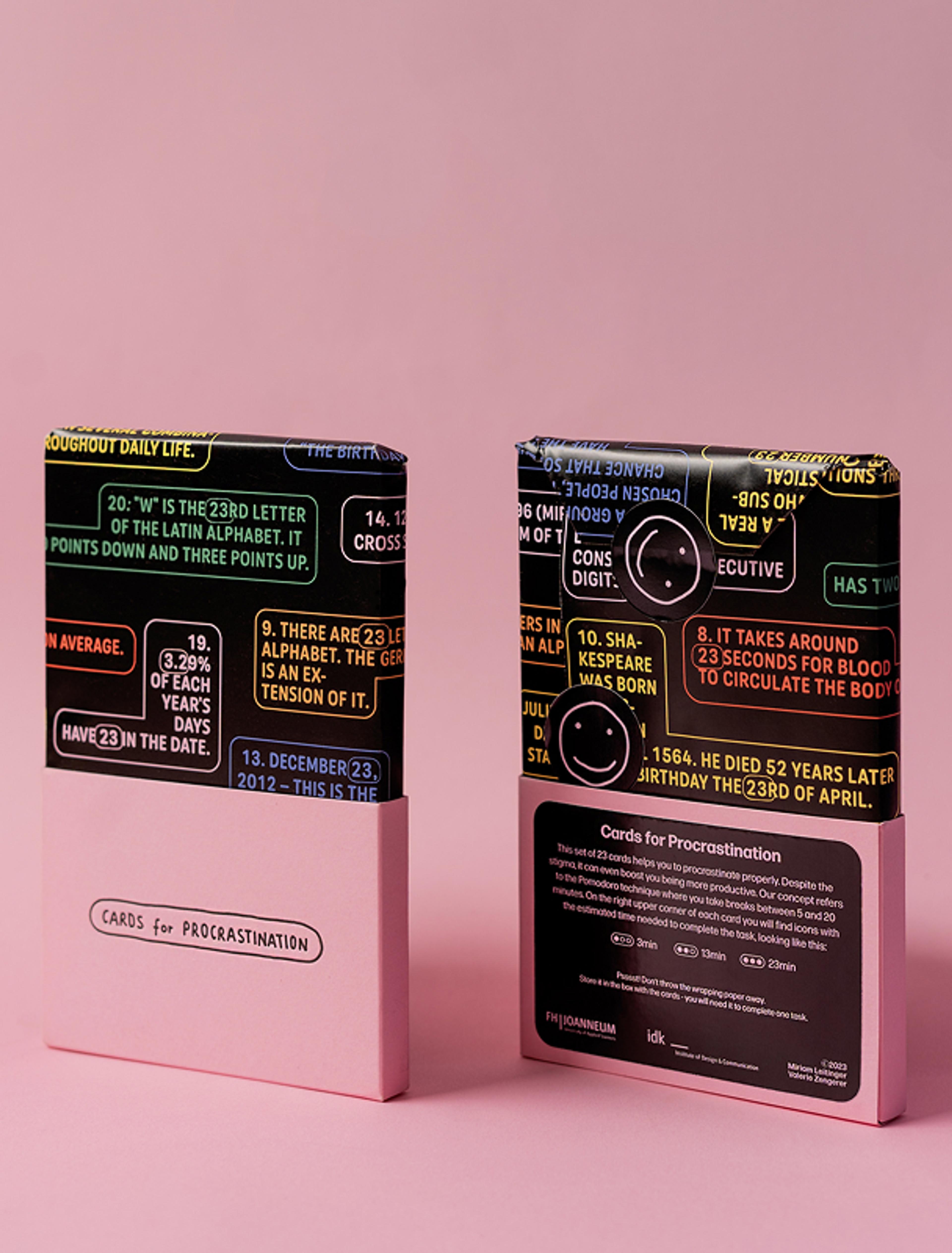 Verpackungsdesign der „Cards for Procrastination“ mit einer rosa Box und bunten Kartendetails. 