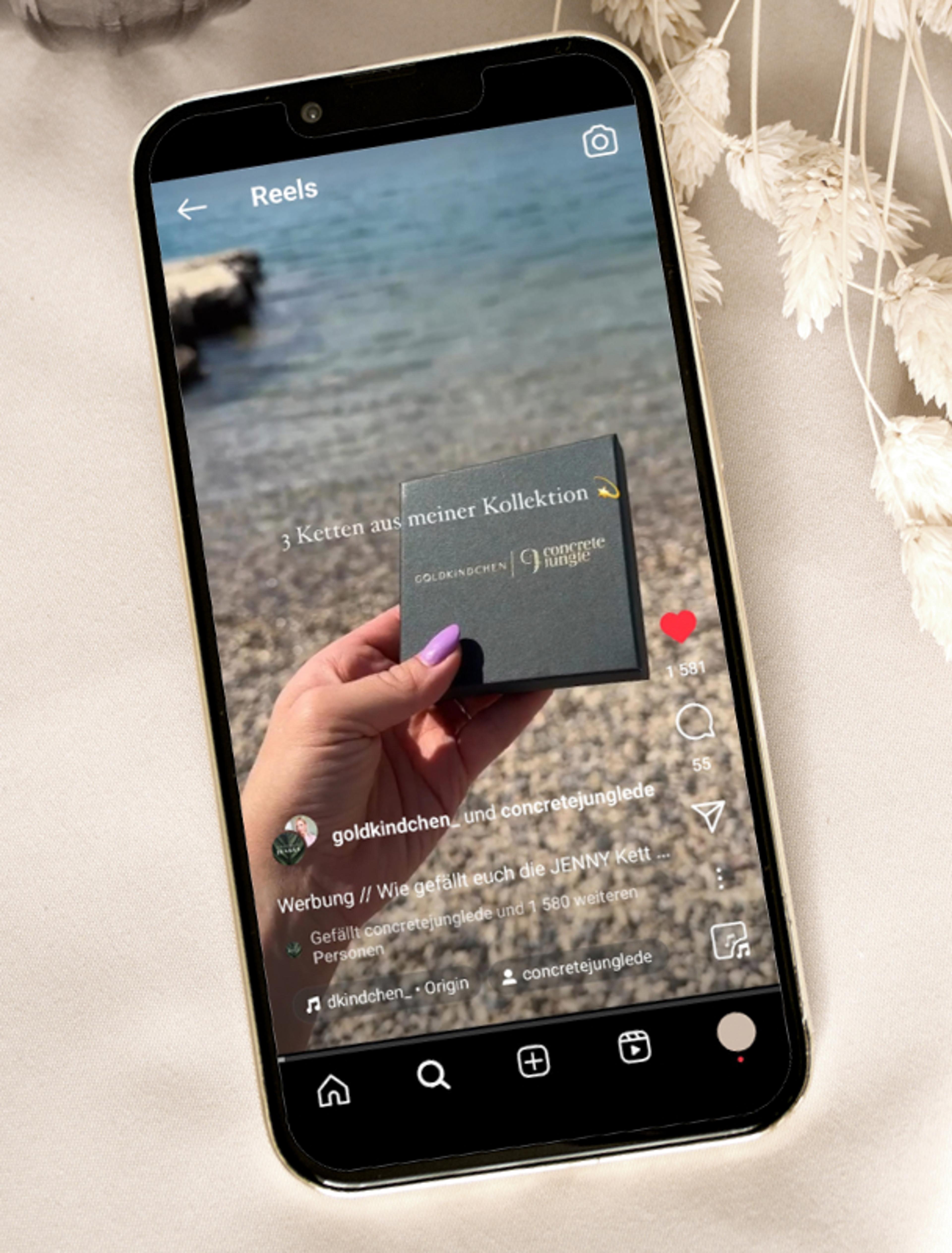 Edles Design trifft Social Commerce: Goldkindchen Schmuckkollektion als Teil des Markenuniversums. Die hochwertige Ästhetik unterstreicht die Werte von Struktur, Klarheit und Eleganz.