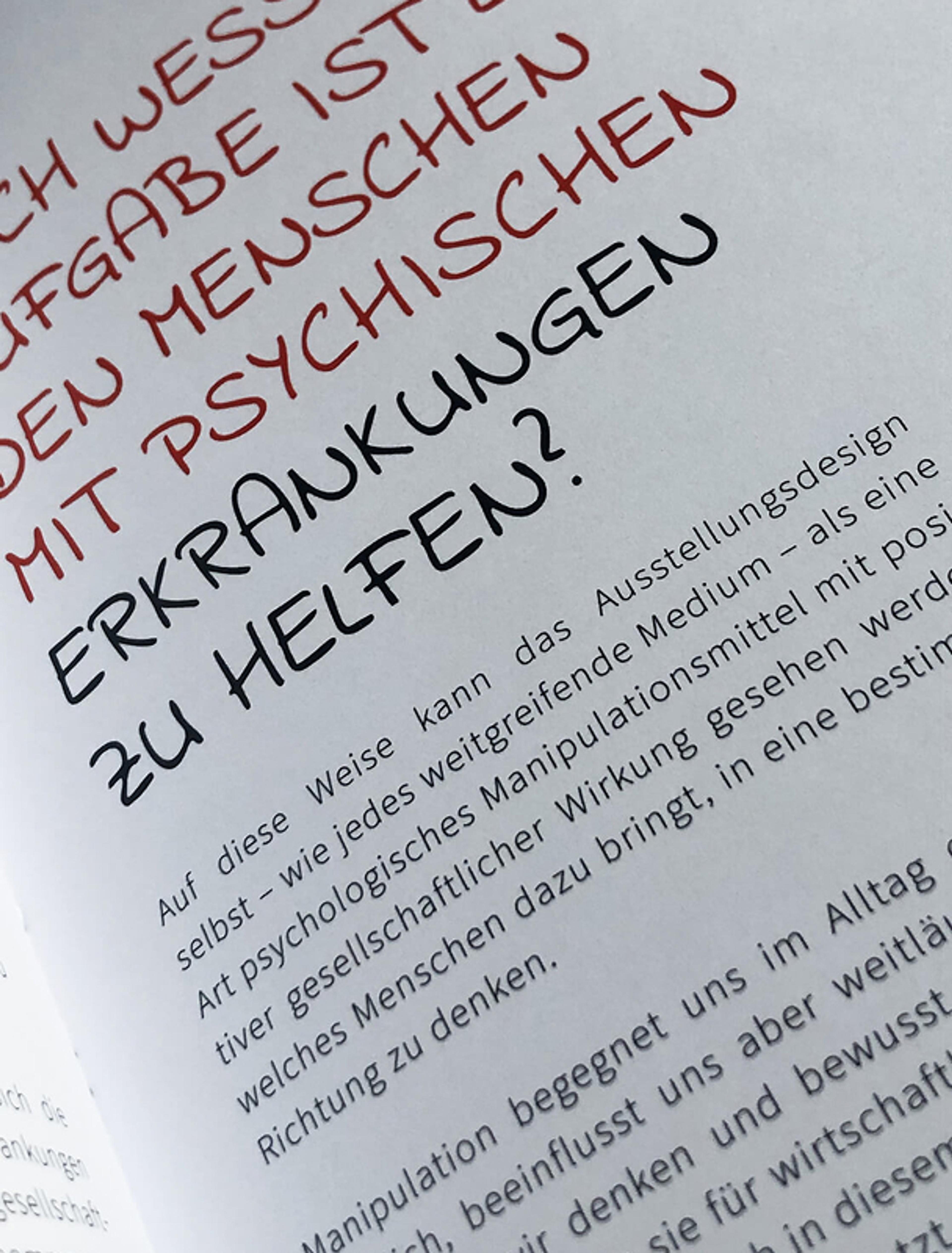 Eine Seite mit einer prägnanten Frage in roter und schwarzer Schrift: „Inwieweit kann Ausstellungsdesign Menschen mit psychischen Erkrankungen helfen?“ Kombination aus klassischer und handschriftlicher Typografie.
