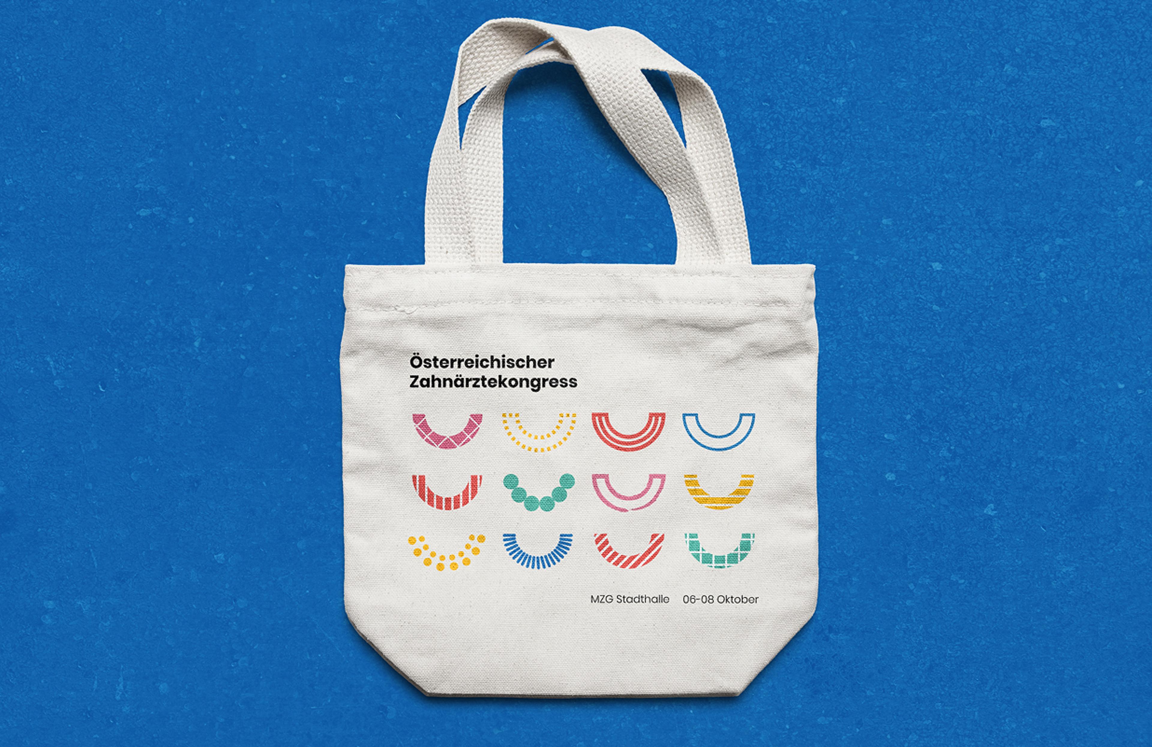 Nahaufnahme einer Stofftasche mit Kongresslogo und Veranstaltungsdetails für den Österreichischen Zahnärztekongress Graz 2022, designt von Unverwartet Design.