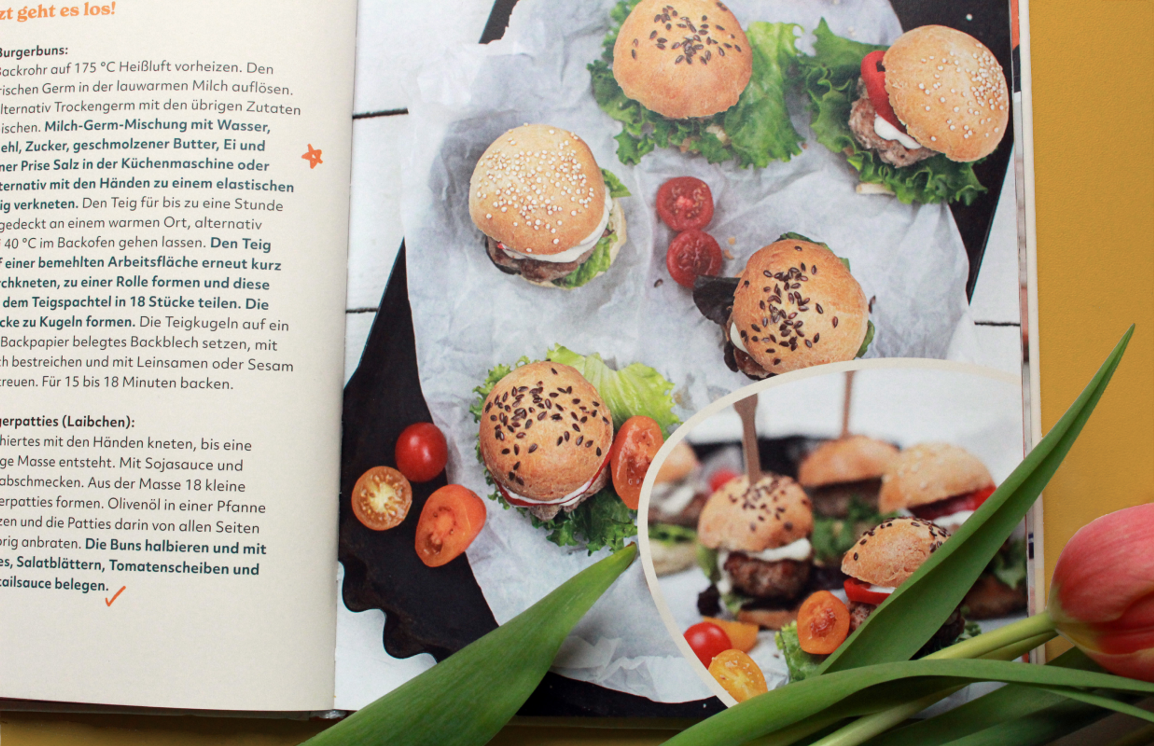 Selbstgemachte Mini-Burger mit Salat und Tomaten aus einem Rezept im Smileys Kochbuch – Unerwartet Design.