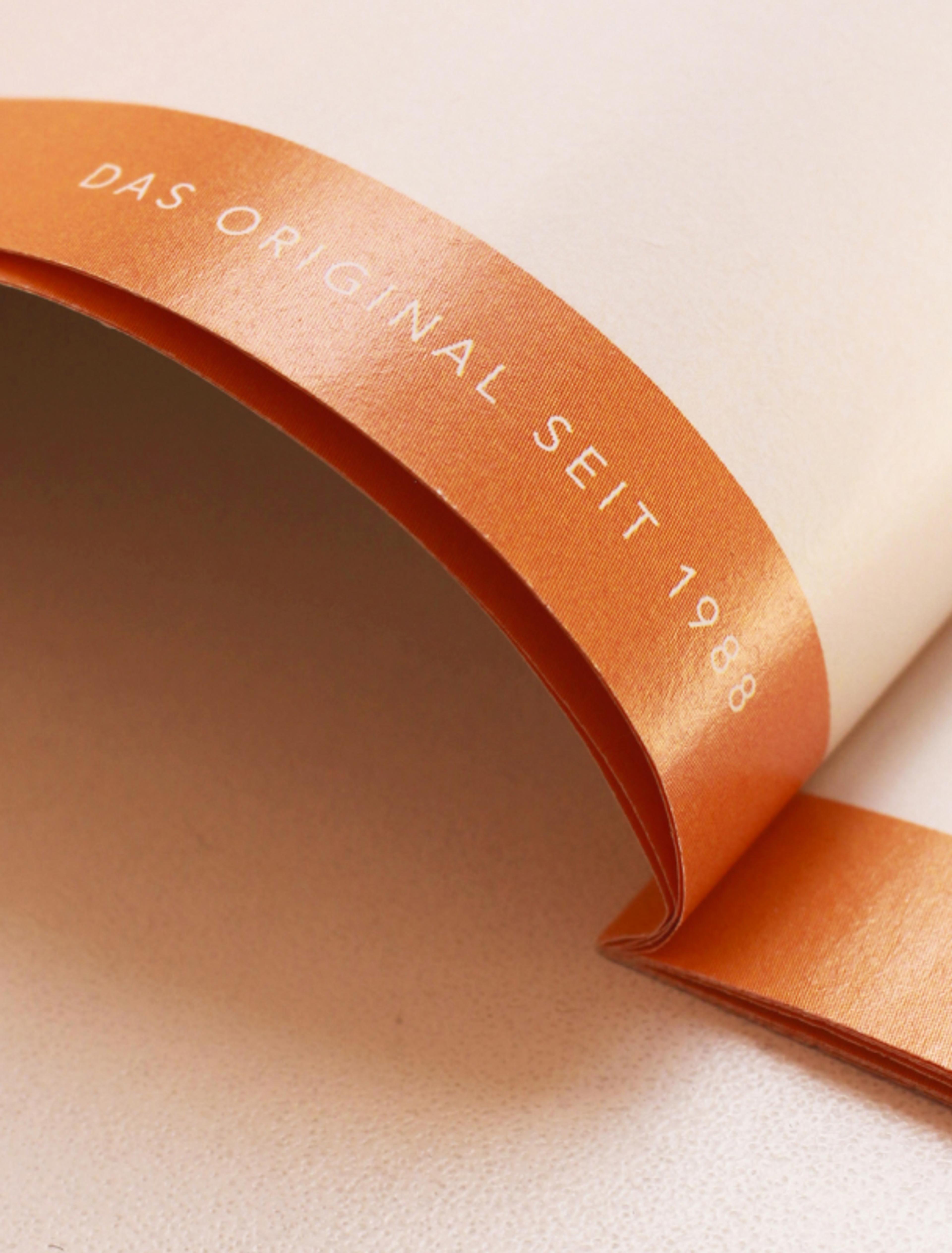 Rückseite der Sommerbroschüre, die den Claim “Das Original seit 1988” prominent hervorhebt. Die Gestaltung unterstreicht die langjährige Qualität der Kinderhotels. Detailaufnahme der Kinderhotels Sommerbroschüre, gestaltet von Unerwartet Design und Zeitgeist, mit Fokus auf Abenteuer am Bauernhof.