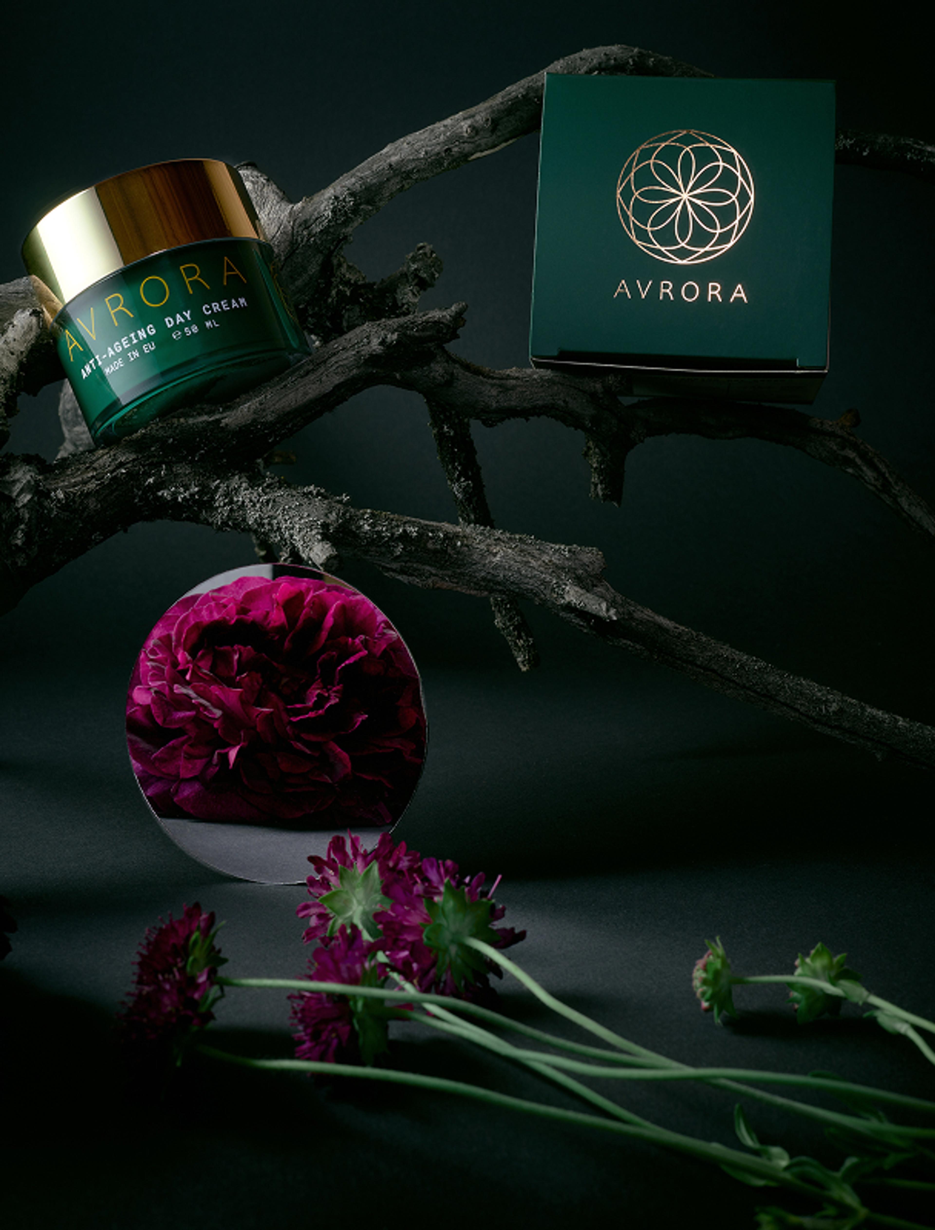 Geheimnisvolle Dunkelheit trifft auf luxuriöses Branding – das AVRORA Packaging Design mit kontrastierenden, tiefen Farben und goldener Veredelung erzeugt eine kraftvolle Markenpräsenz.