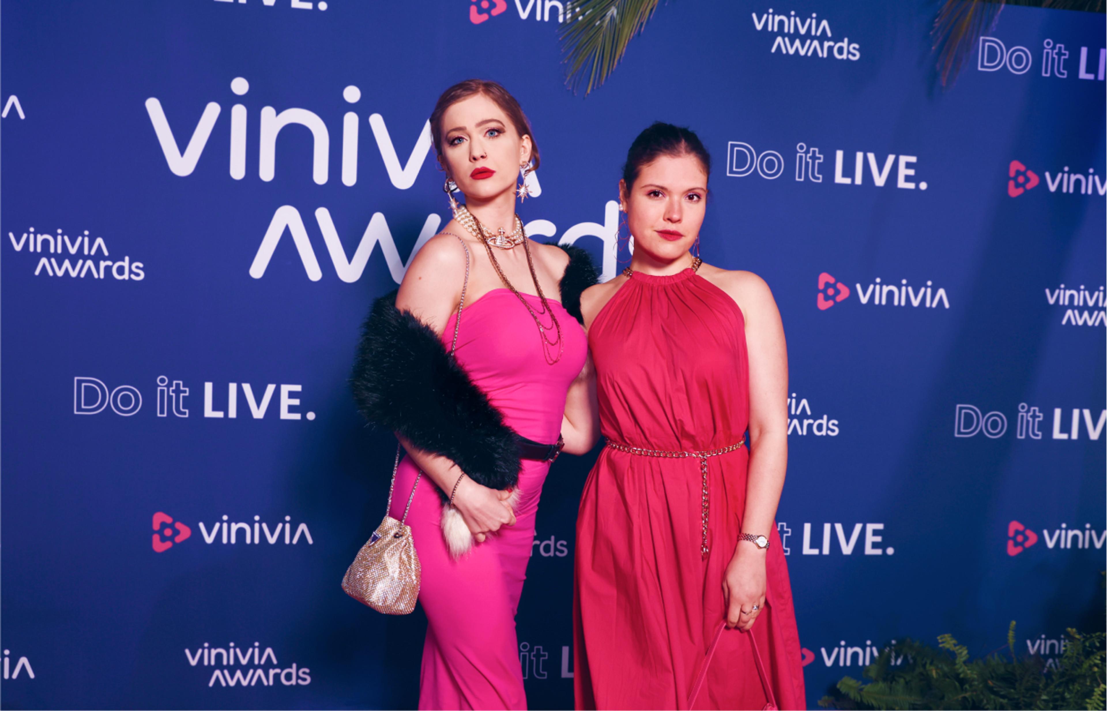 Foto: vinivia, bfa, jorgemezaphotos Beatrice Siegl und Valerie Zengerer vom Unerwartet Design Team auf dem Vinivia Awards Pink Carpet – stilvolle Event-Präsenz – Unerwartet Design