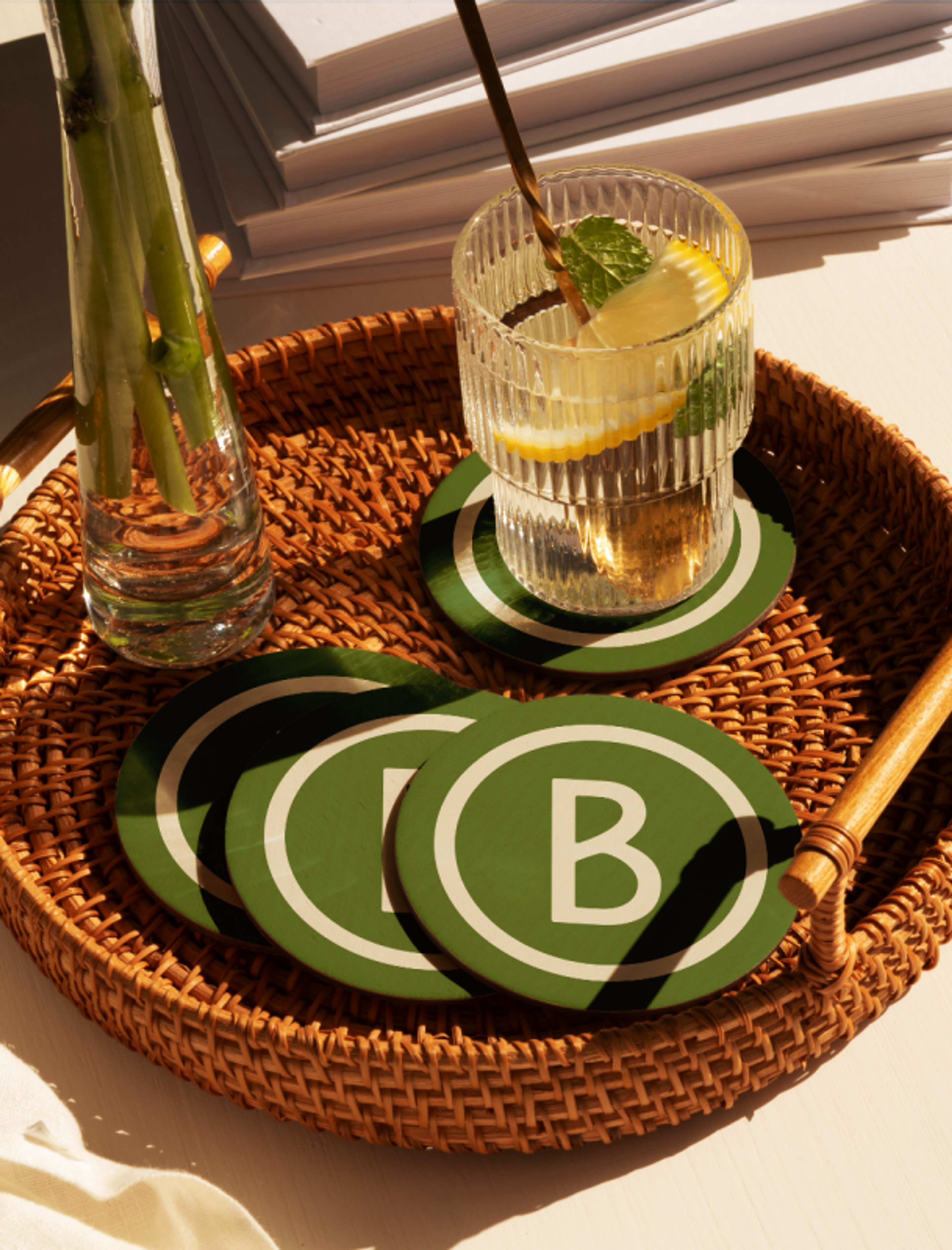 Getränkeuntersetzer von Bacino mit dem markanten grünen Design und dem 'B'-Logo, präsentiert auf einem Tablett