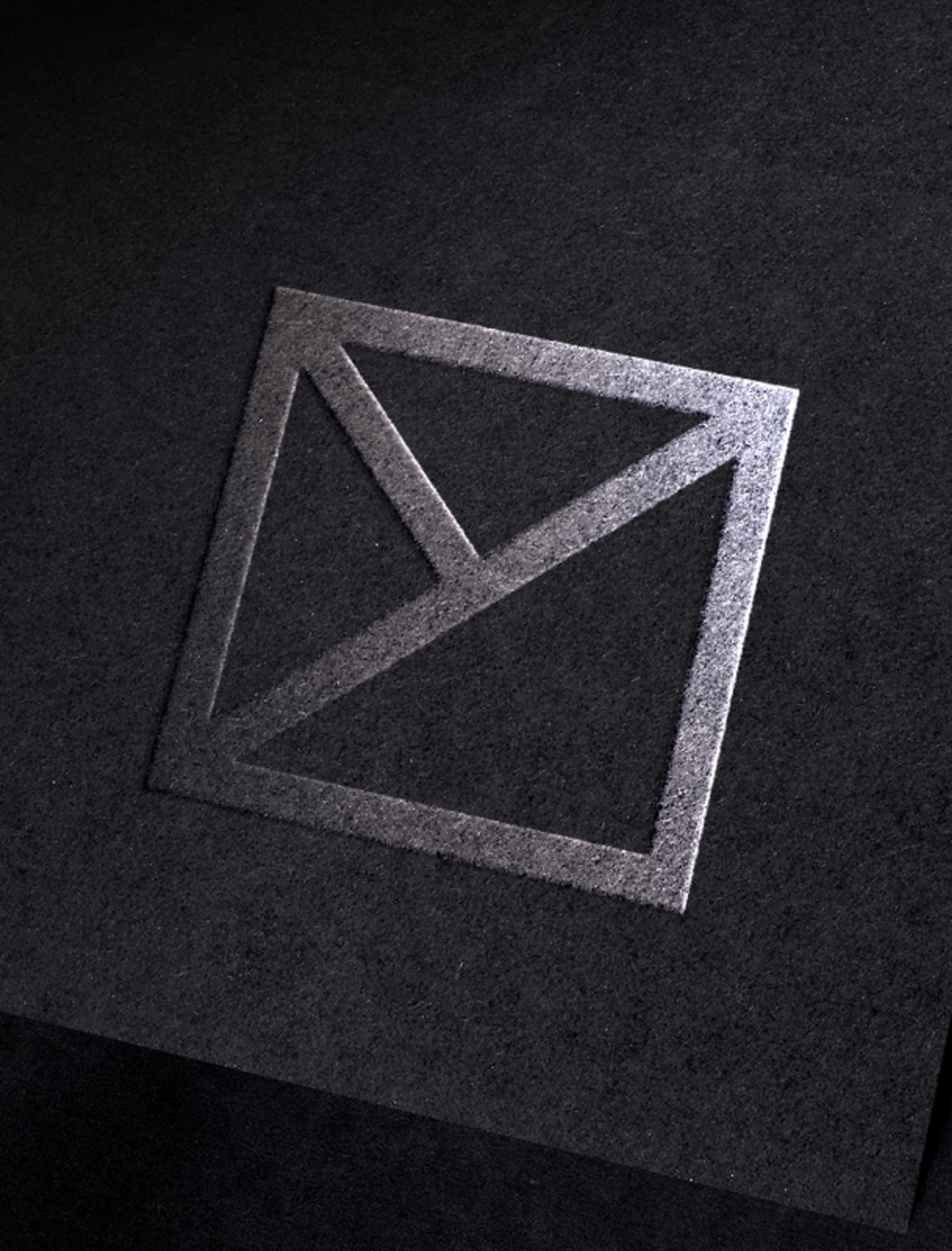 Geprägtes Logo von Martin Zimmermann, entworfen von Unerwartet Design, mit eleganter, minimalistischer Gestaltung für eine hochwertige Markenidentität.