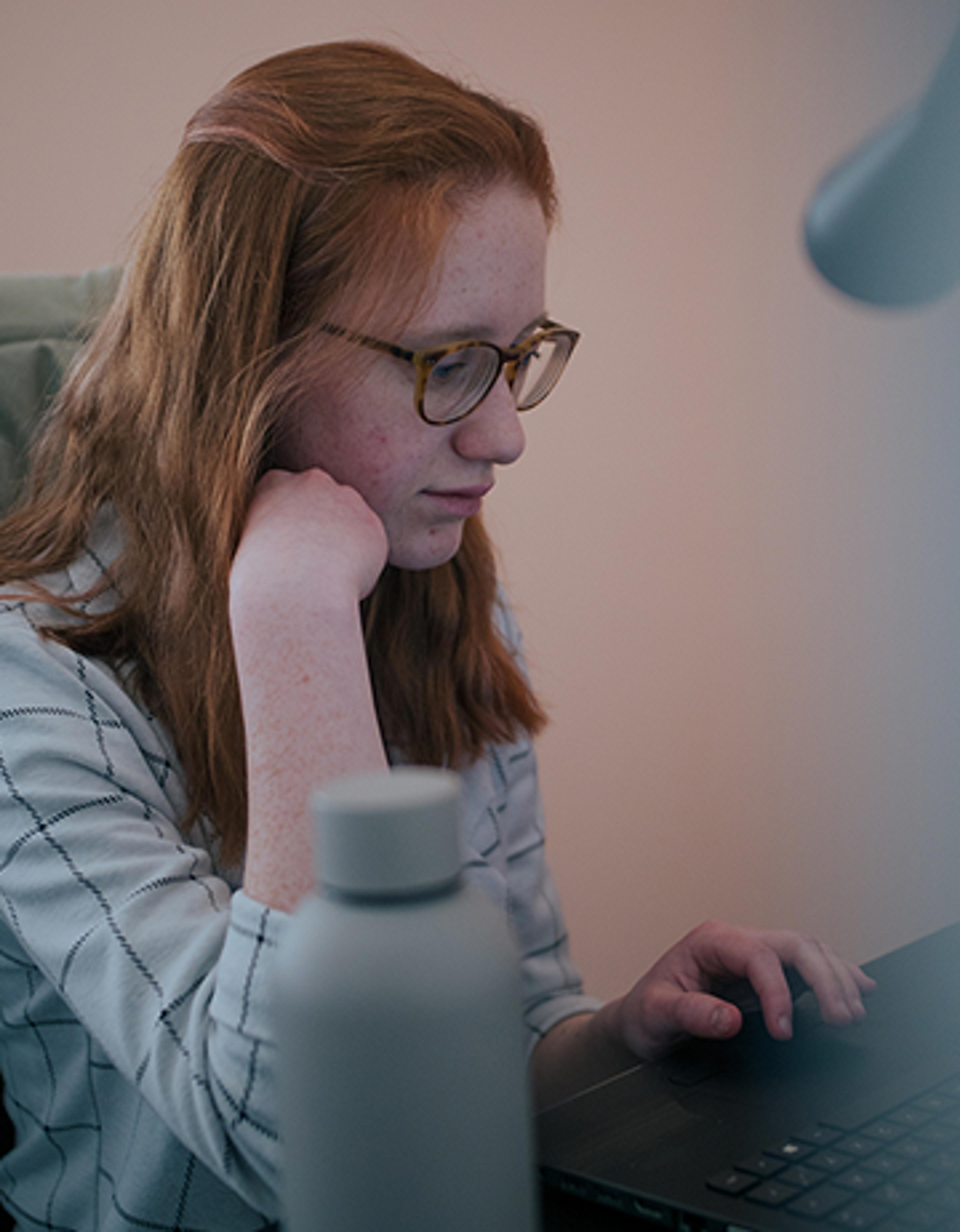Ijob Brandstätter Laura Siller - Grafik Designerin - arbeitet vertieft an einer Designaufgabe im Unerwartet Branding und Design Büro in der Belgiergasse 16 in Graz, Österreich.