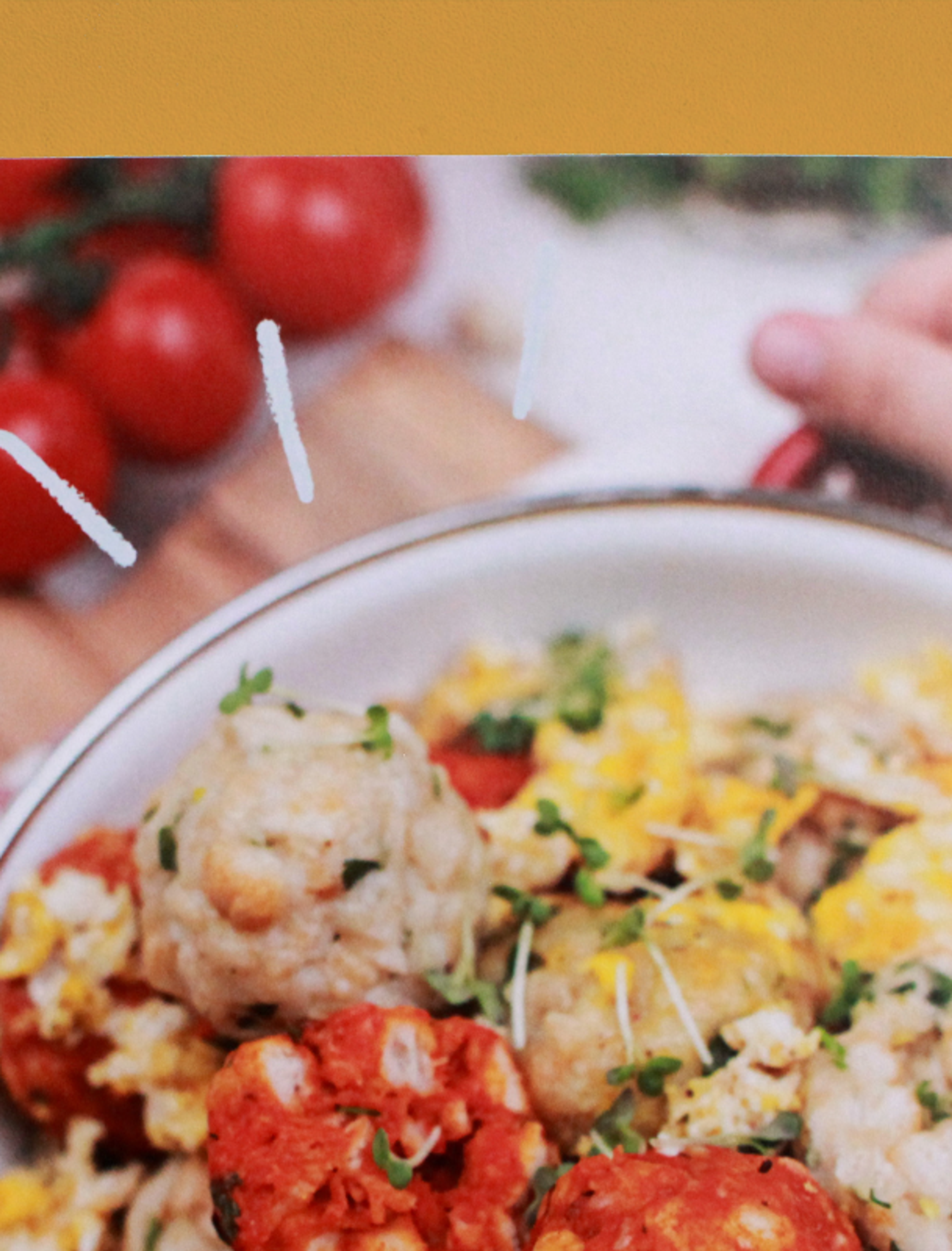 Nahaufnahme einer bunten Rezept-Bowl mit Gemüse, Knödeln und Tomaten aus dem Smileys Kochbuch – Unerwartet Design.