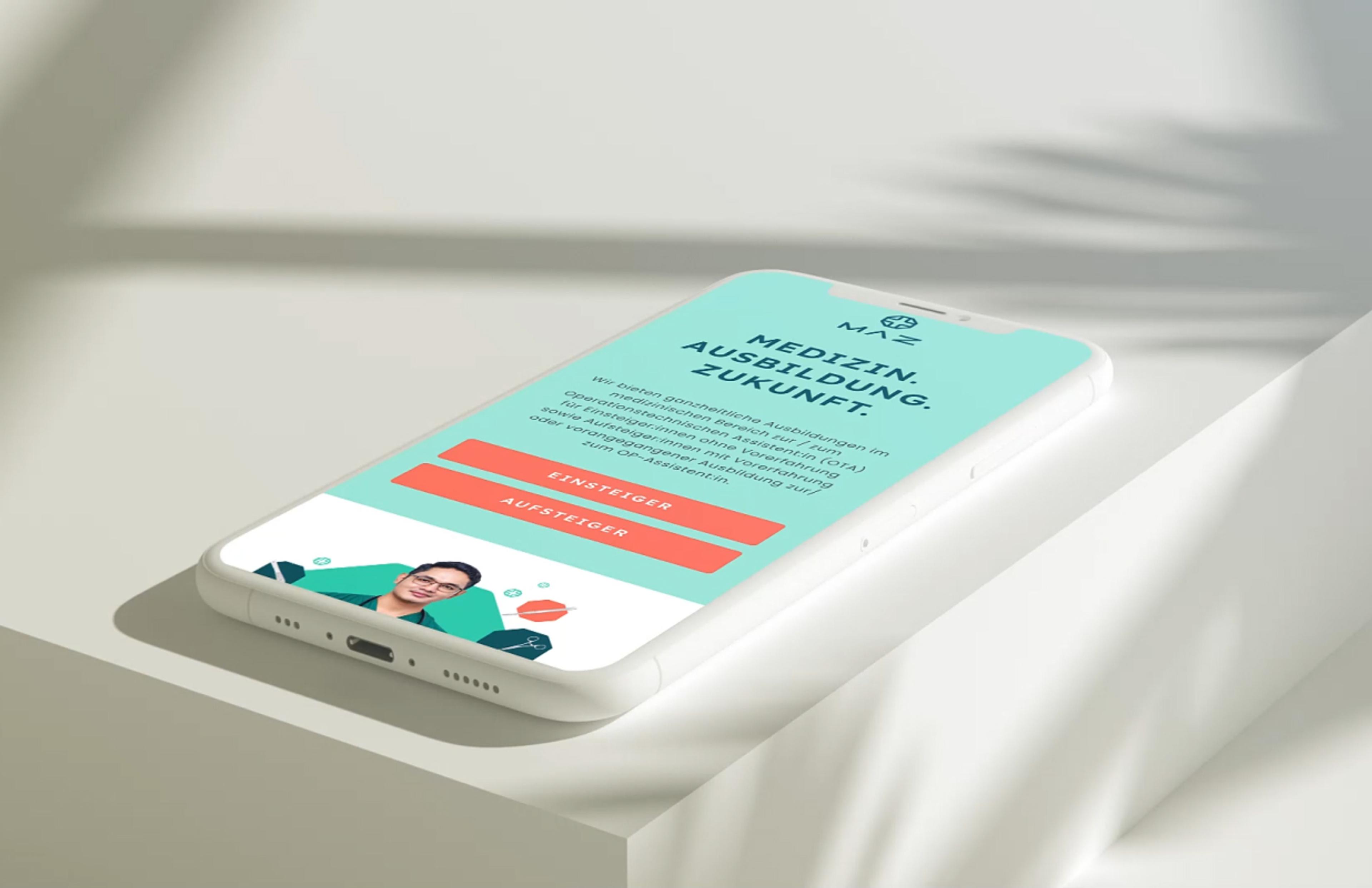 Smartphone mit MAZ-Website: Medizin. Ausbildung. Zukunft. Mobile-optimiertes Webdesign für Fortbildung.