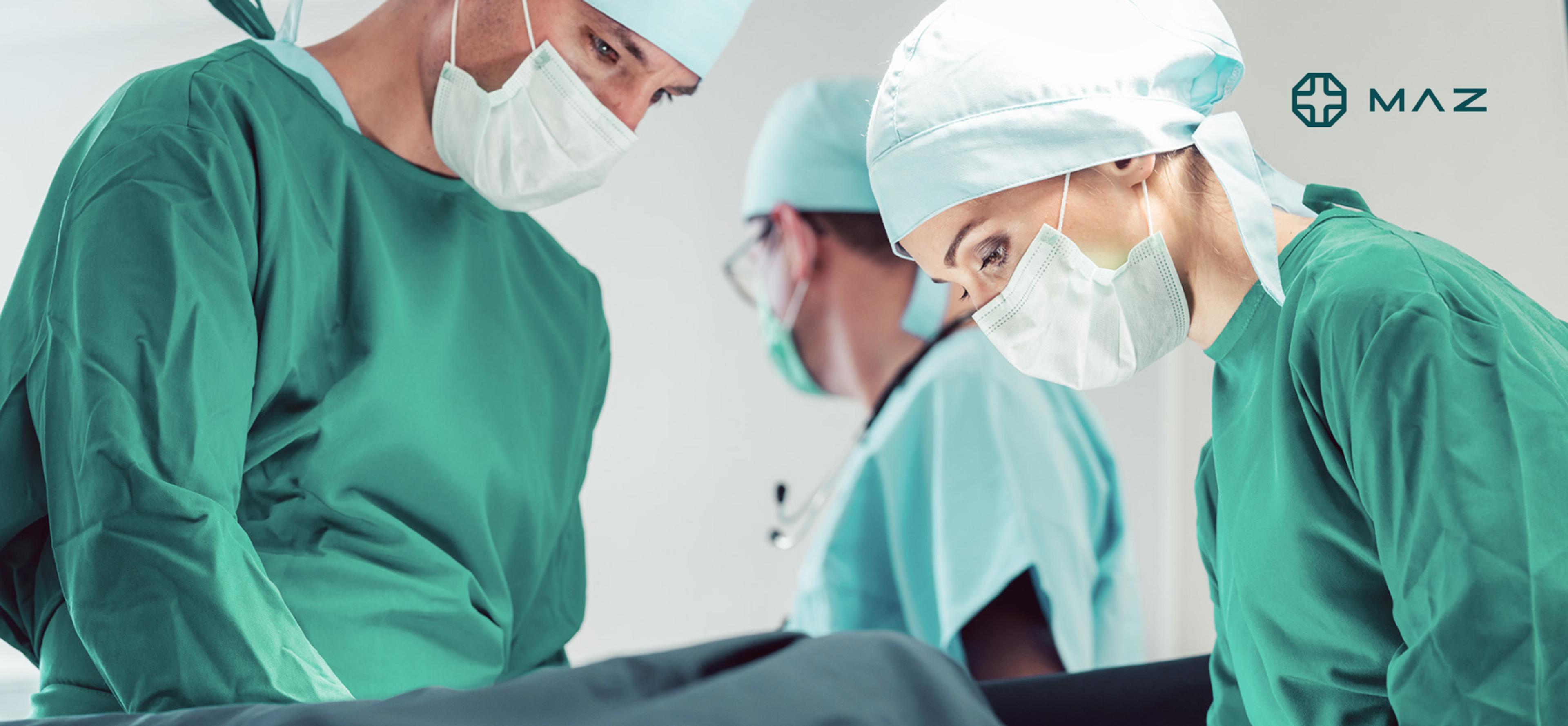 Ärzteteam in OP-Kleidung während eines Eingriffs, mit dem MAZ-Logo im Bild. Medizinische Ausbildung und praxisorientiertes Training.