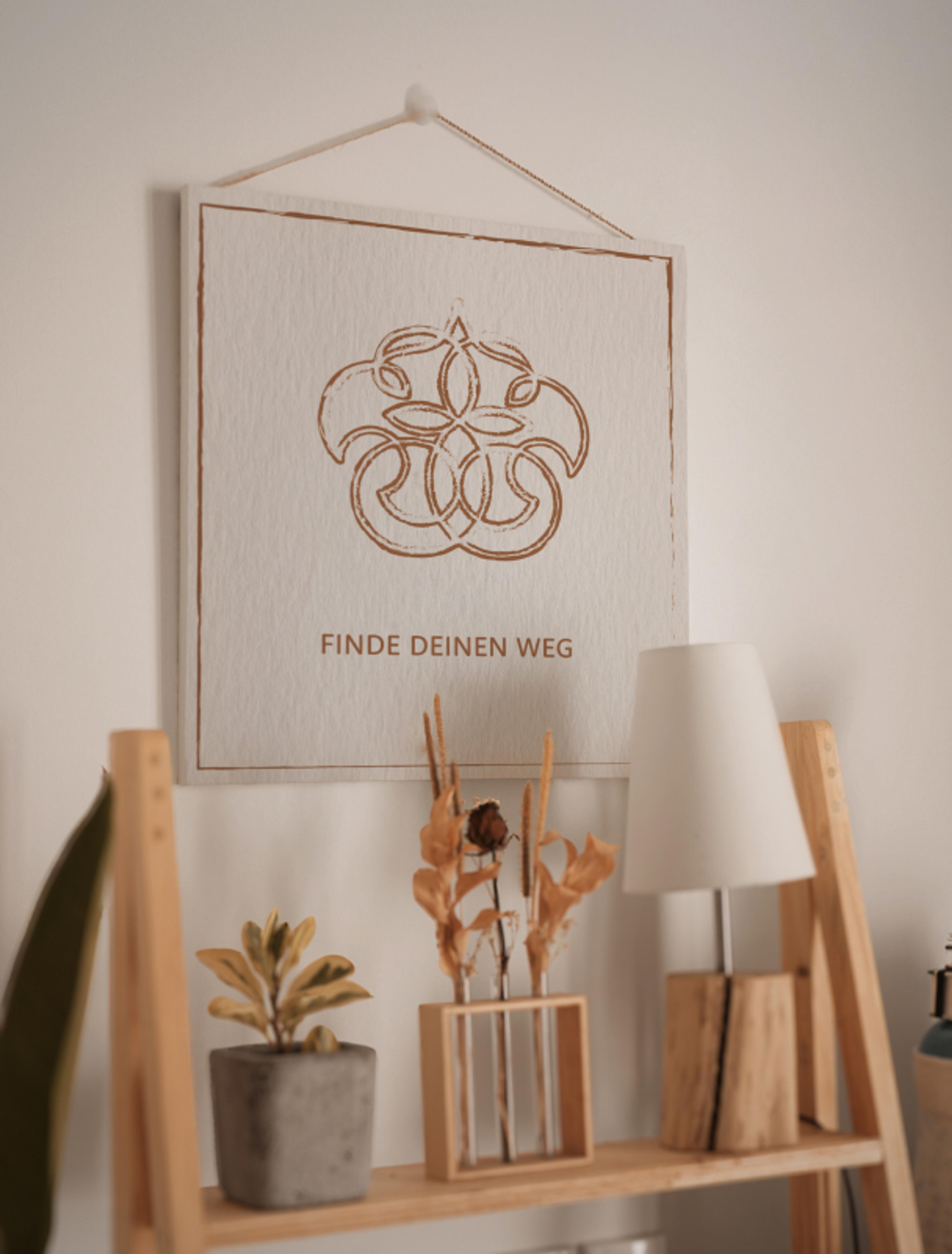 Elegantes Wanddekor mit Logo und Claim „Finde deinen Weg” für Kunter Bunter Weg. Perfekte Umsetzung von Unerwartet Design in Graz.