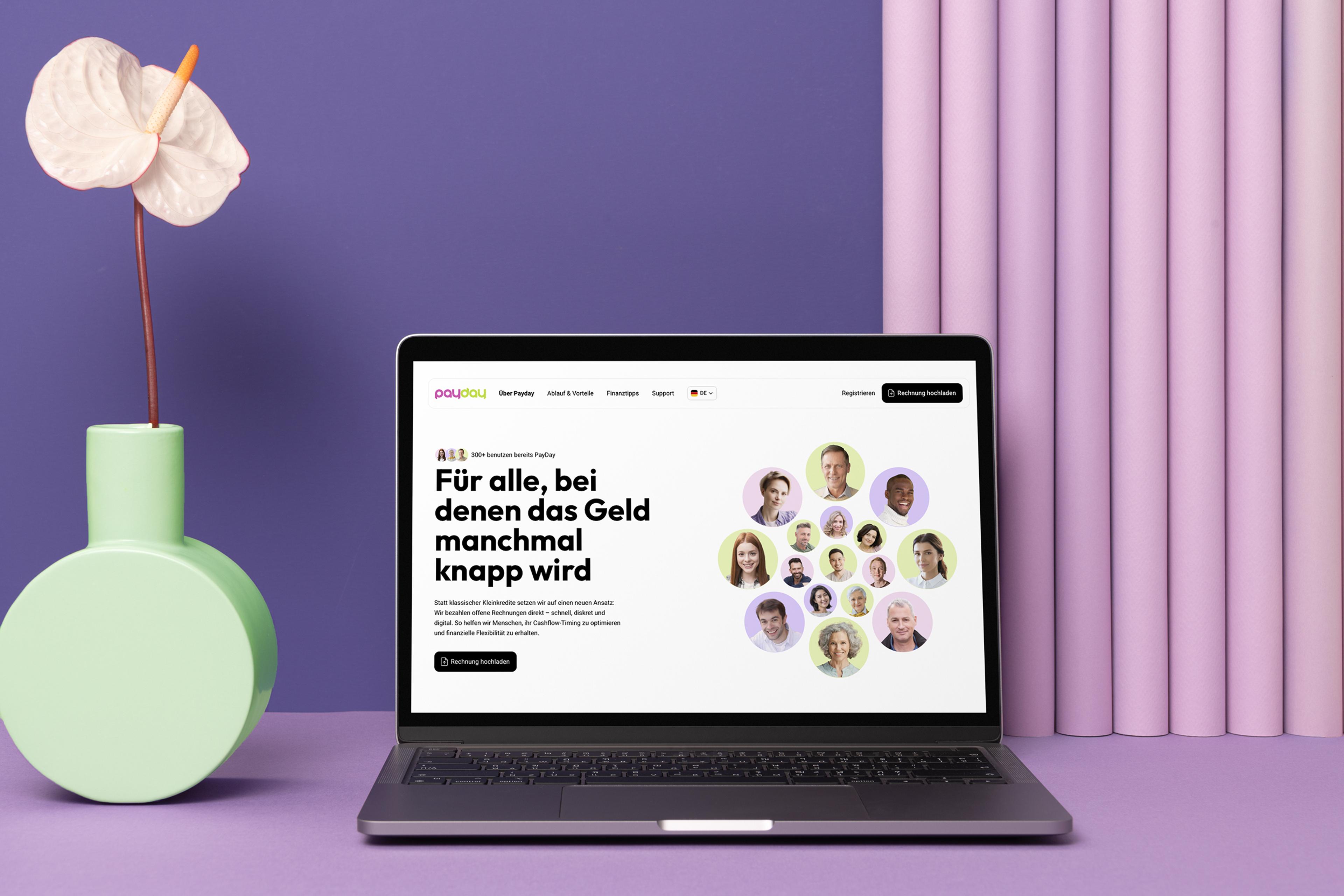 PayDay Website - Scroll durch die Startseite auf Bildschirm vor sonnigen Fenster