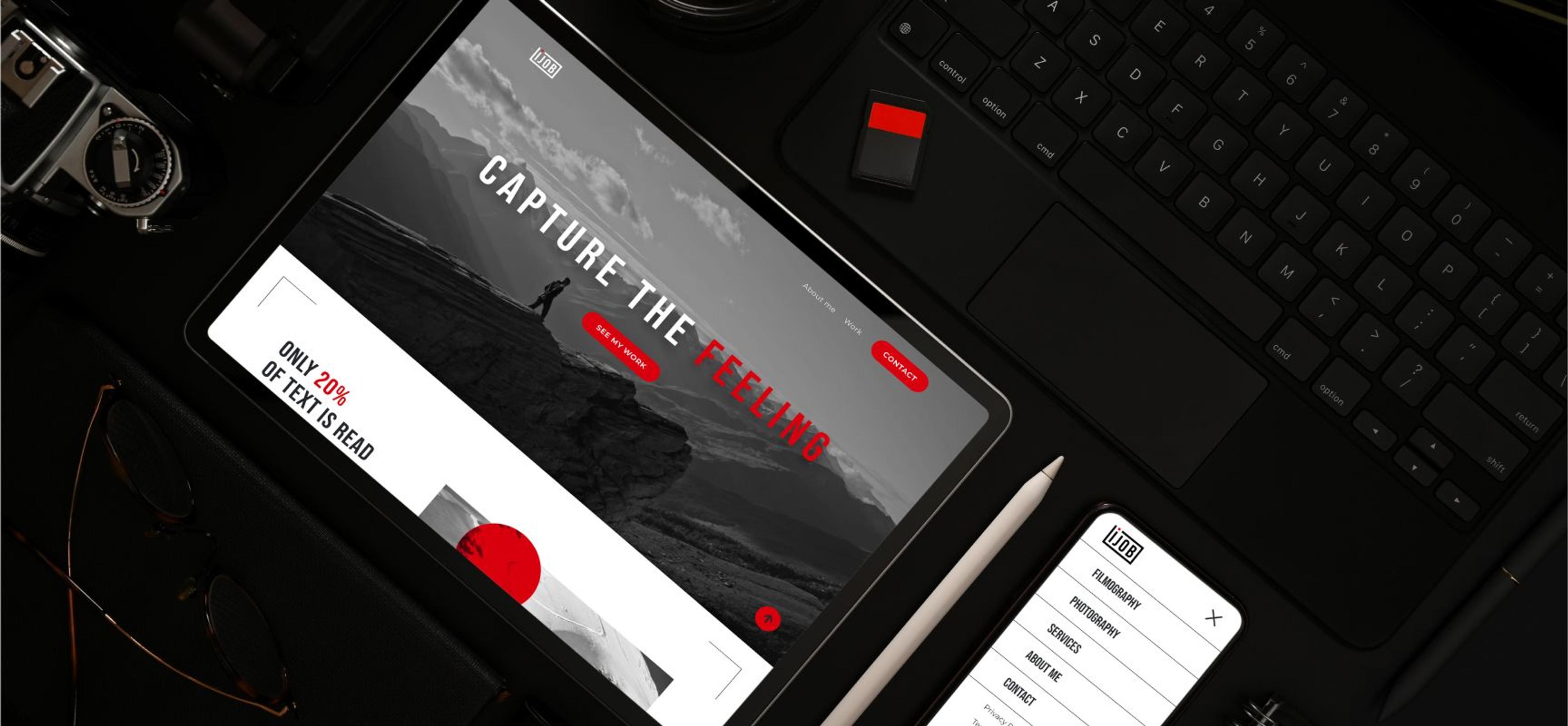 Zwei Laptops mit geöffneter Ijob-Website – Zwei spiegelnde MacBooks stehen im Winkel zueinander und zeigen verschiedene Seiten der Ijob-Website. Die Bildschirme präsentieren den Slogan „Content mit Emotion“ über einer verschneiten Berglandschaft sowie die angebotenen Services.