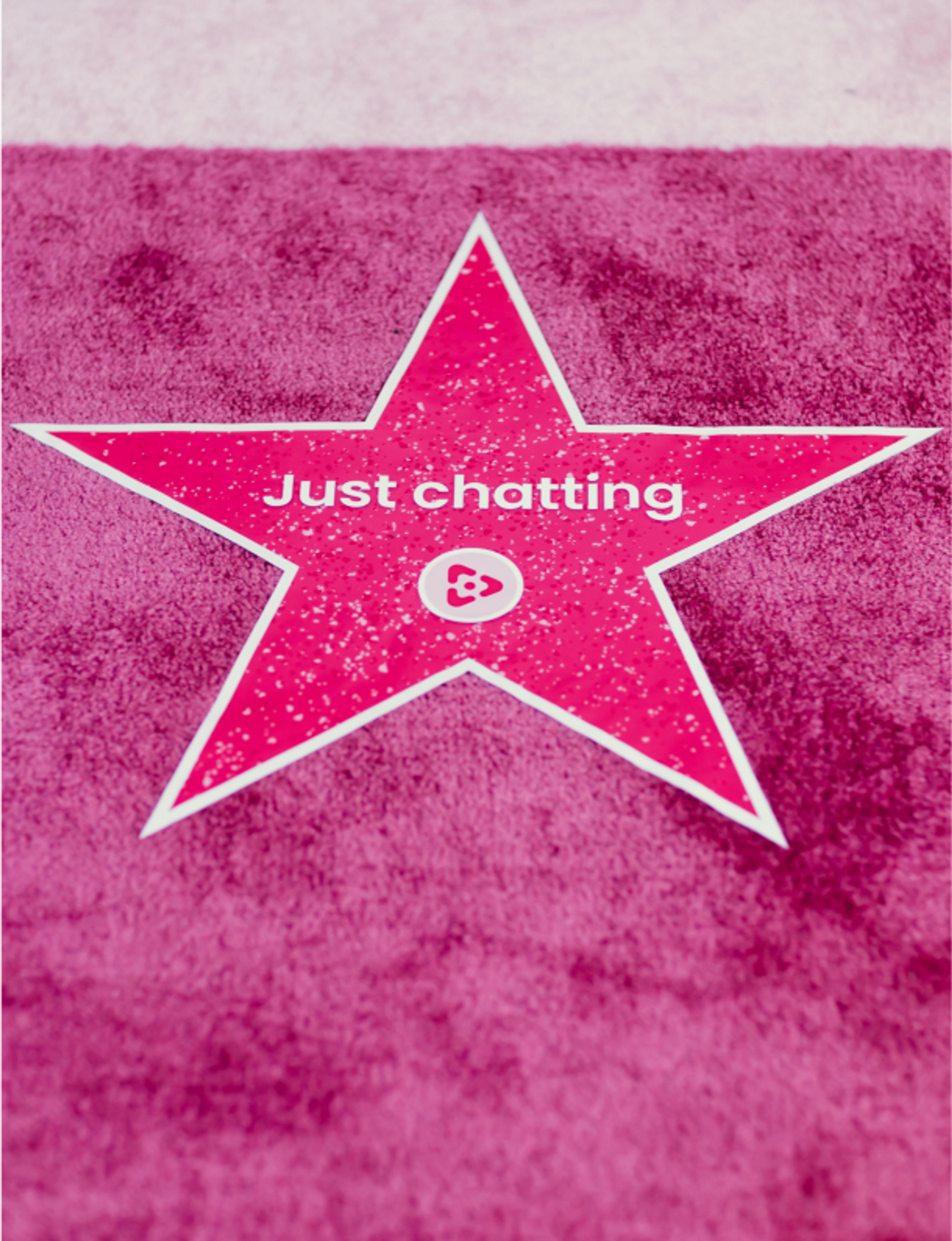Foto: vinivia, bfa, jorgemezaphotos Pinkes Teppich-Detail mit Vinivia Stern und 'Just Chatting' Schriftzug als Teil des Event-Brandings – Unerwartet Design