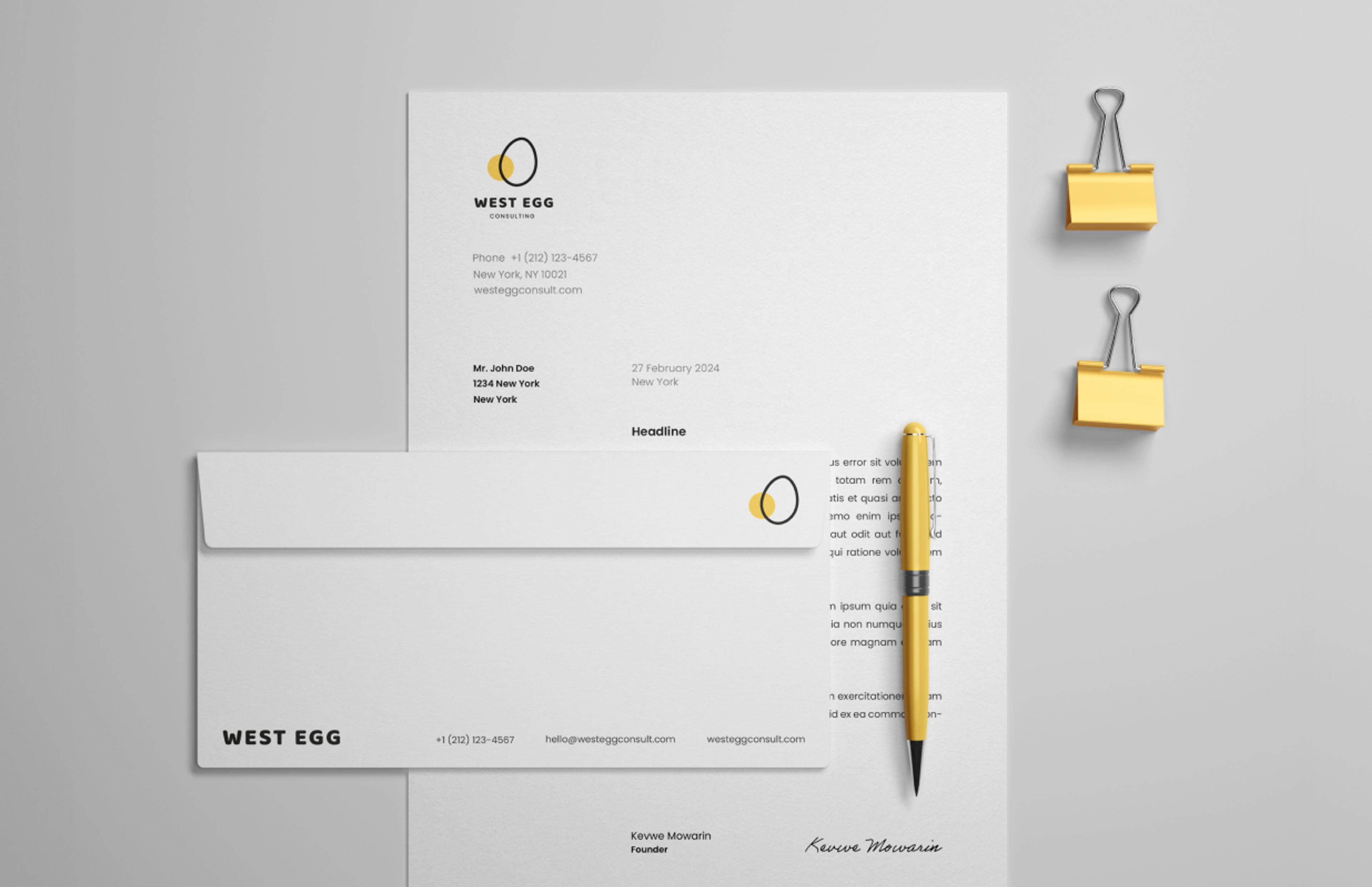West Egg Consulting Briefpapier und Bürobedarf – Ein elegantes Briefpapier-Set mit West Egg Consulting Logo, Briefumschlag und Visitenkarte, begleitet von gelben Büroklammern und einem passenden Kugelschreiber.