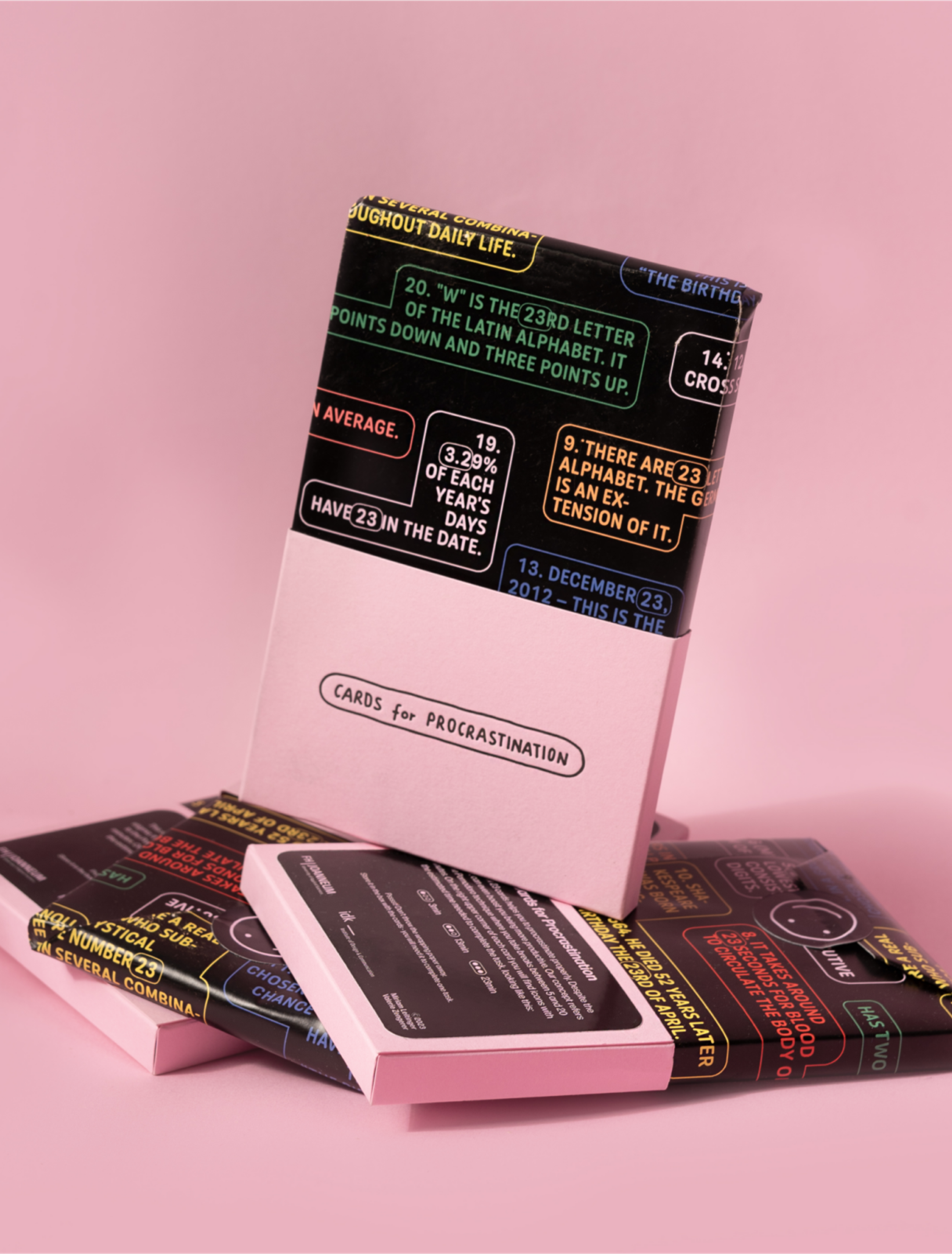 Detaillierte Ansicht der Verpackung der „Cards for Procrastination“ mit spielerischem Text und Farben. 