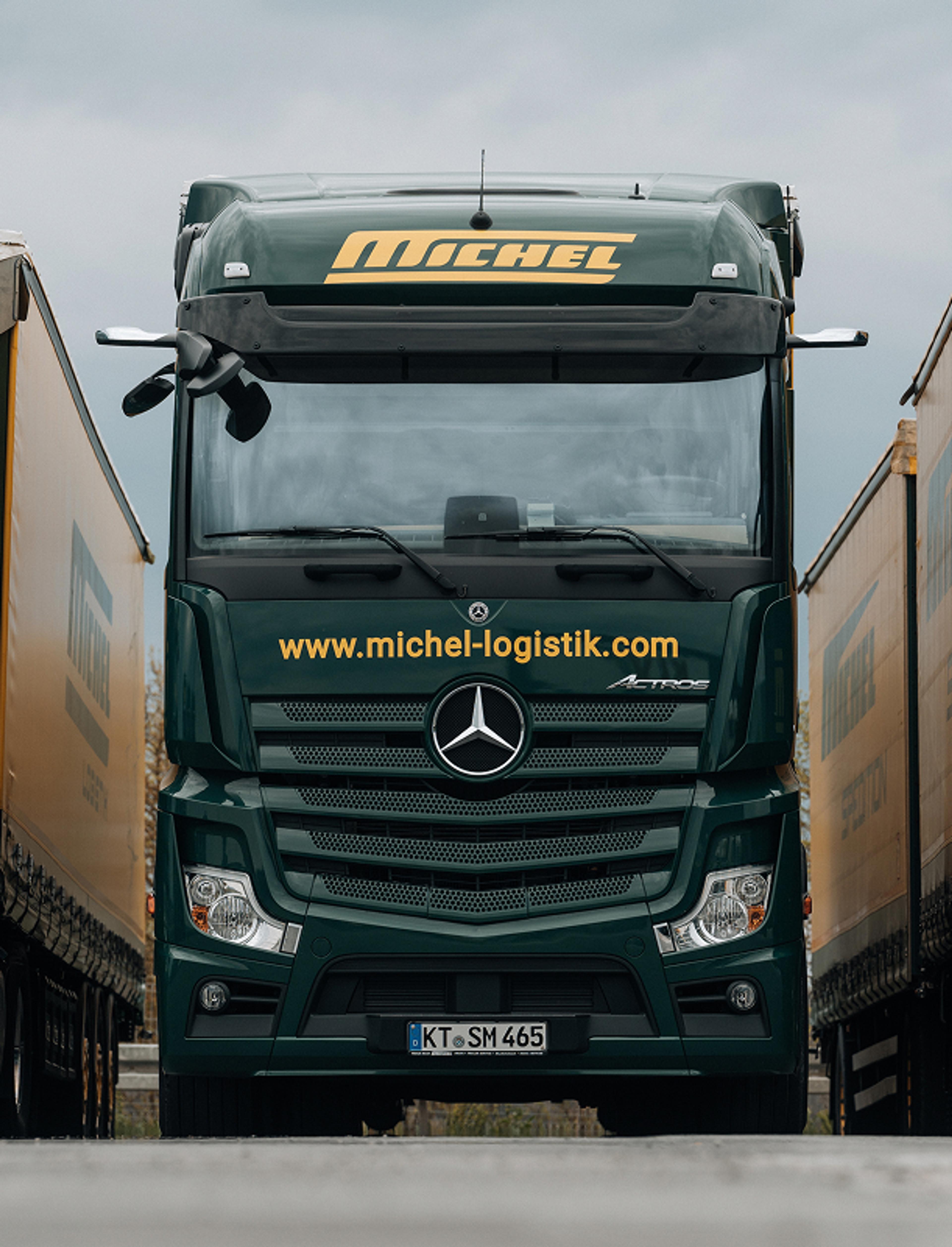Ein Mercedes-Benz Actros mit Michel Logistik Branding und Website-Beschriftung. LKW-Folierung, Flottendesign und Logo-Anpassung für einen starken Markenauftritt. Gestaltet bei Unerwartet Branding & Design Agentur.