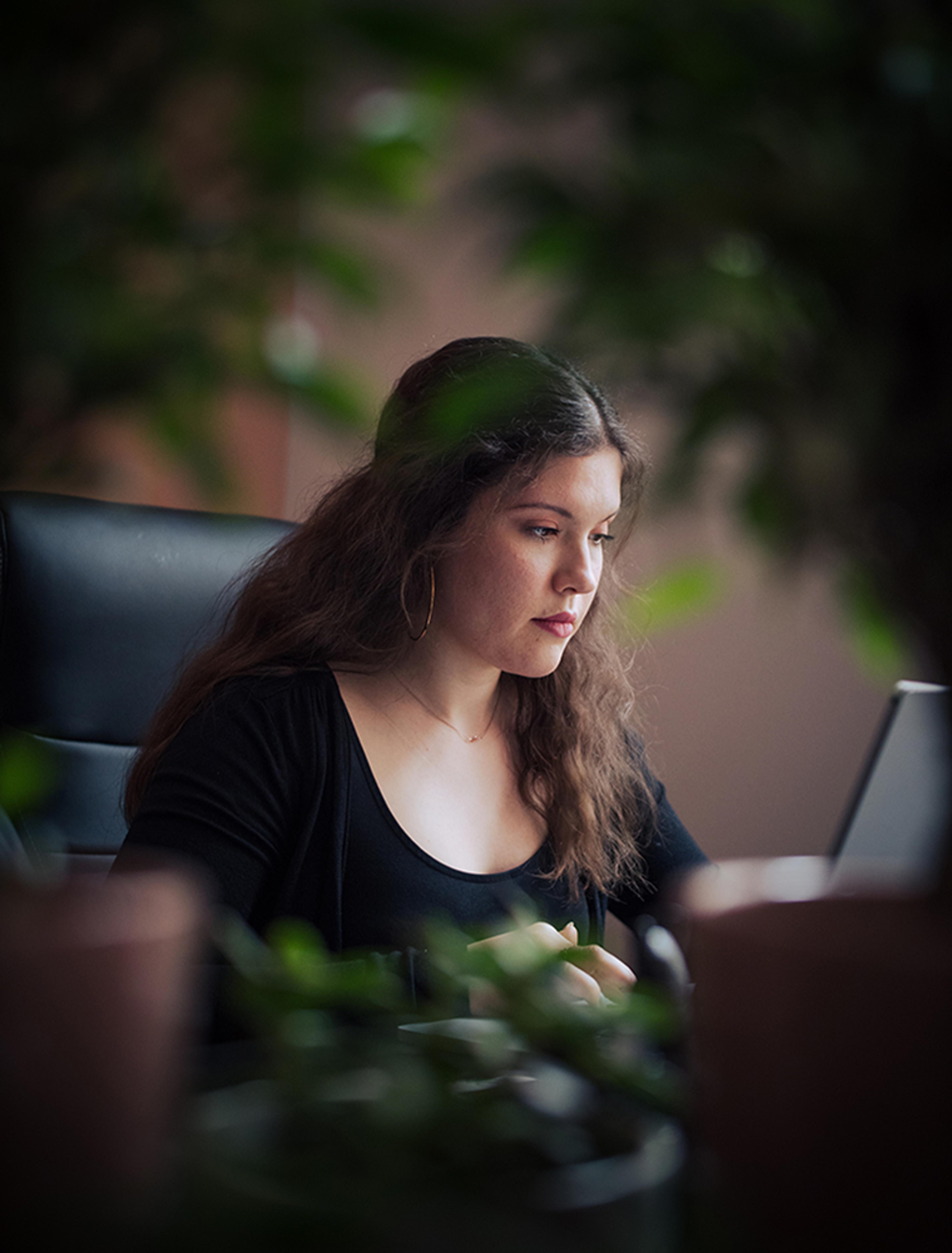 Valerie Zengerer - Mitgründerin - kommuniziert mit Kund:innen des Unerwartet Branding und Design Büros in der Belgiergasse 16 in Graz, Steiermark, Österreich..