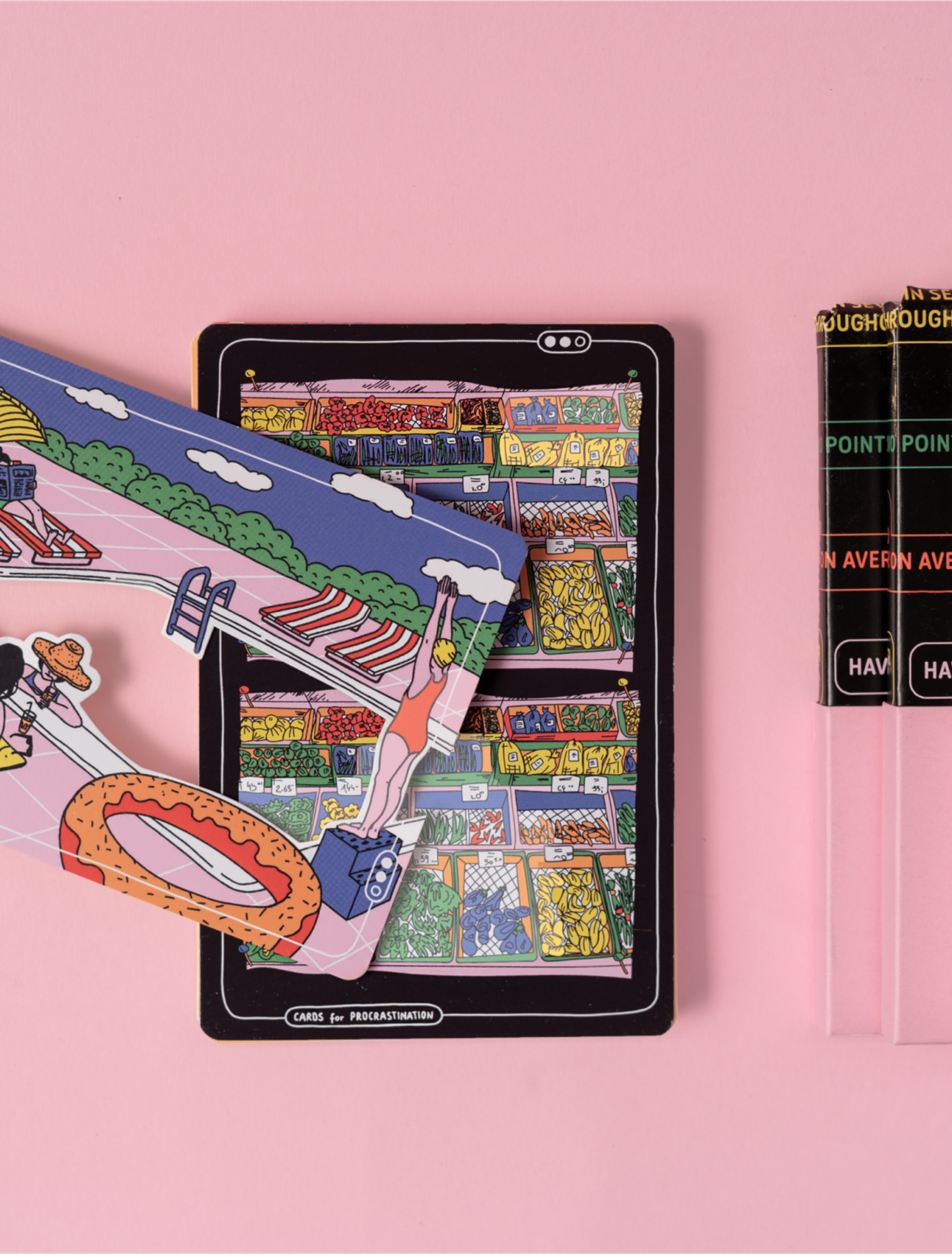 Illustrierte Spielkarte mit einer Supermarkt-Szene aus dem „Cards for Procrastination“-Set, daneben ausgeschnittene Elemente zum Spielen und Textkarten.