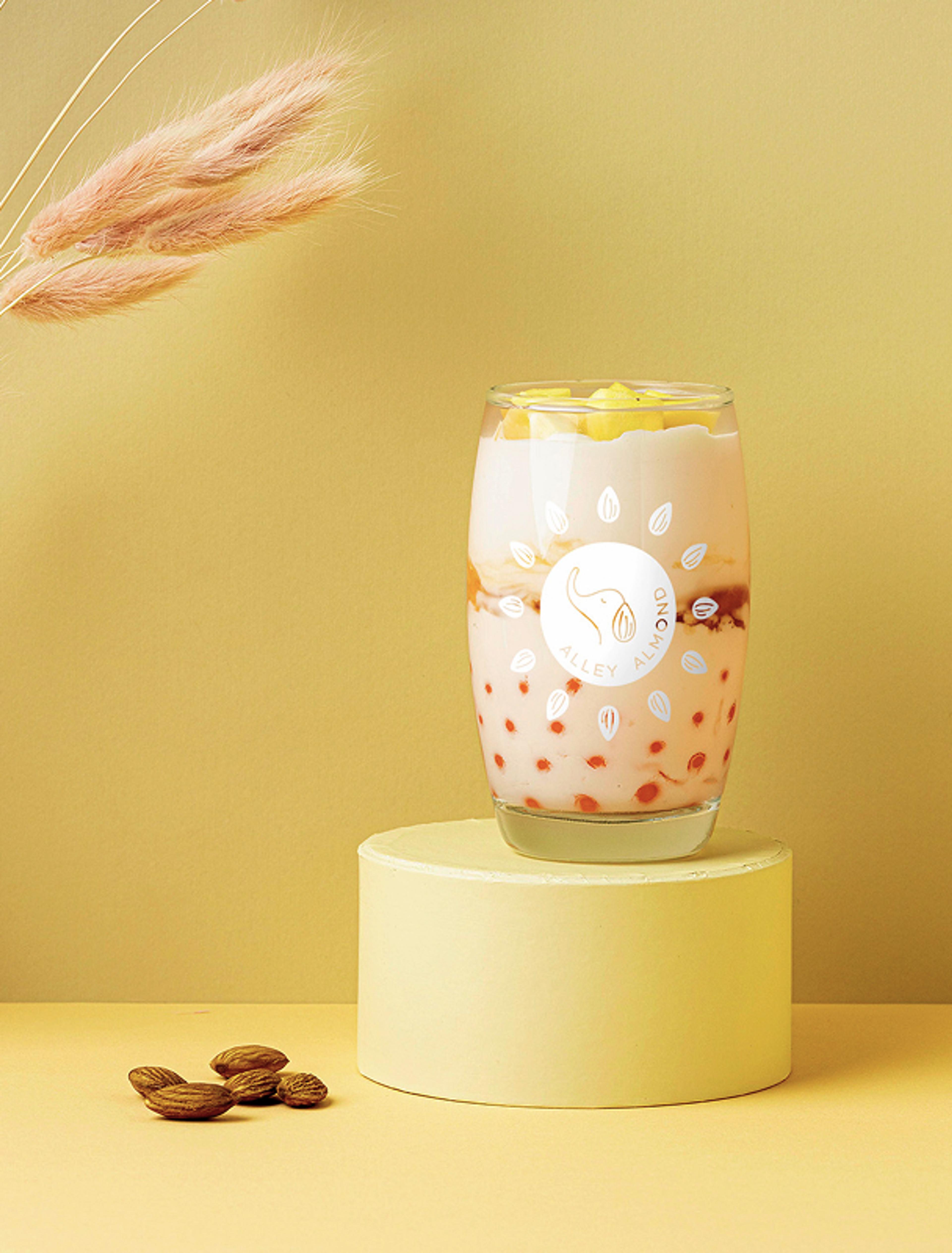 Alley Almond Mandeldrink mit Mango Stücke und Boba Drink