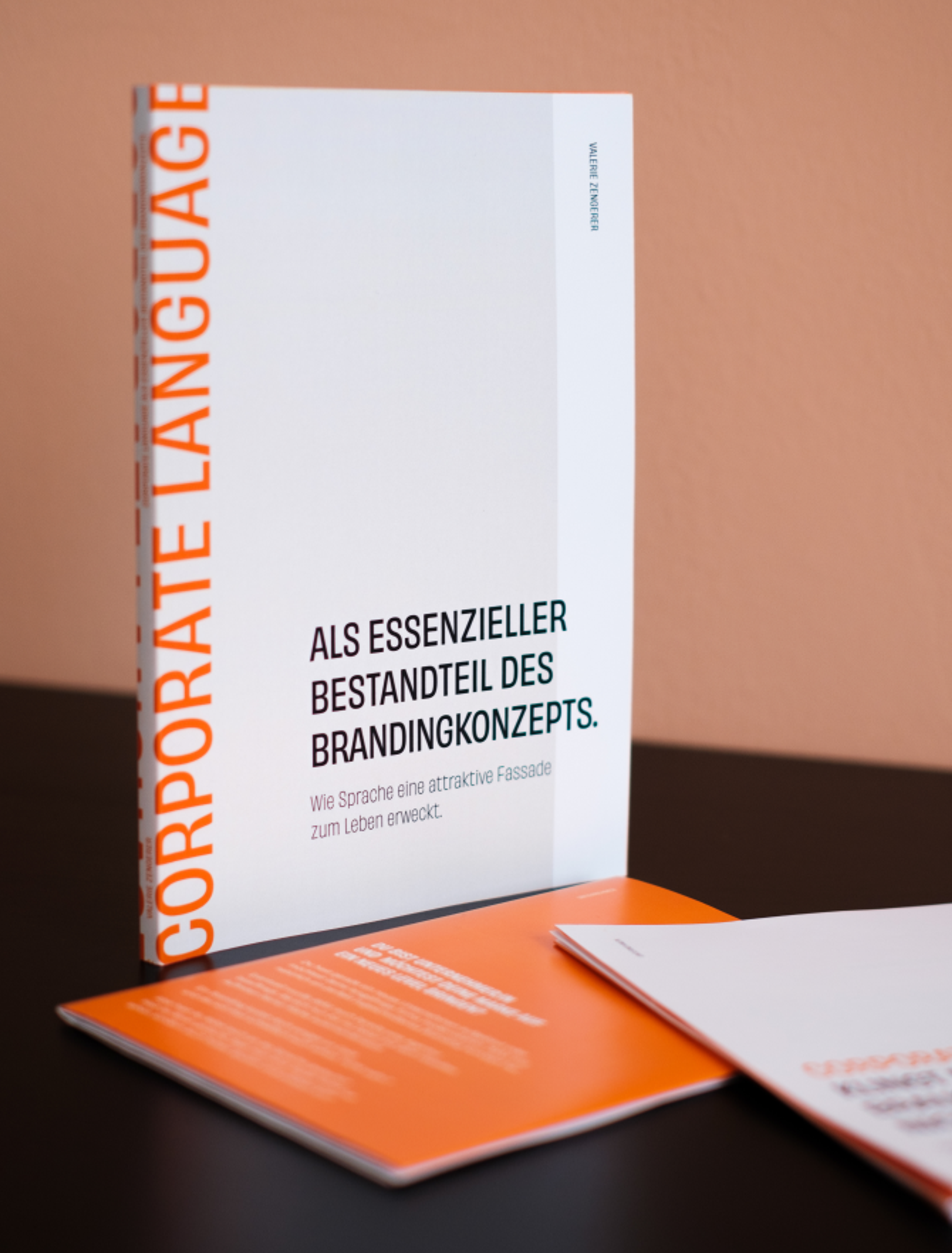 Titelbild der Corporate Language Broschüre, gestaltet von Valerie Zengerer von Unerwartet Design, mit der Aufschrift „Als essenzieller Bestandteil des Brandingkonzepts.“