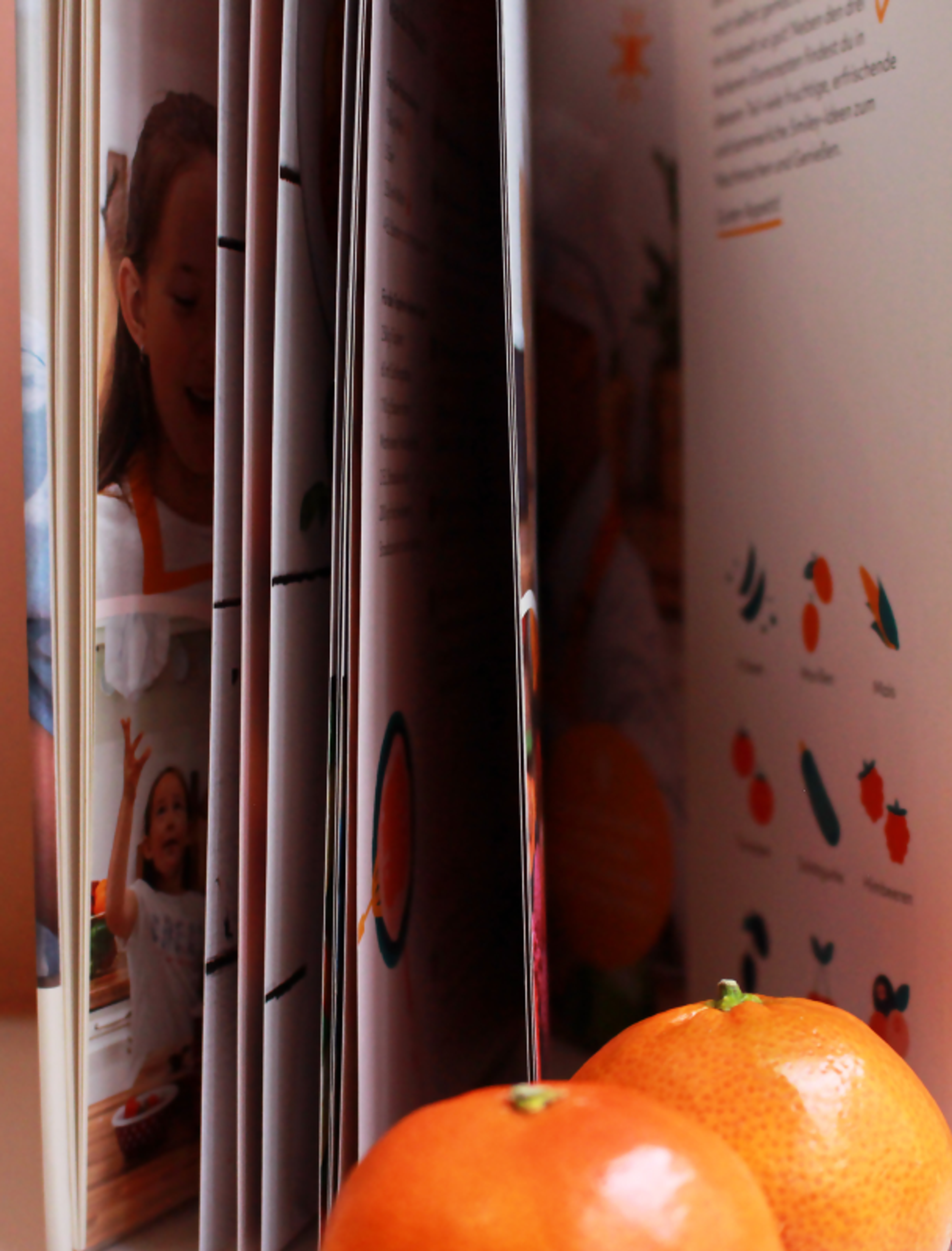 Geöffnete Seite des Kinderhotels-Kochbuchs, mit Fokus auf die kreative Gestaltung von Unerwartet Design.