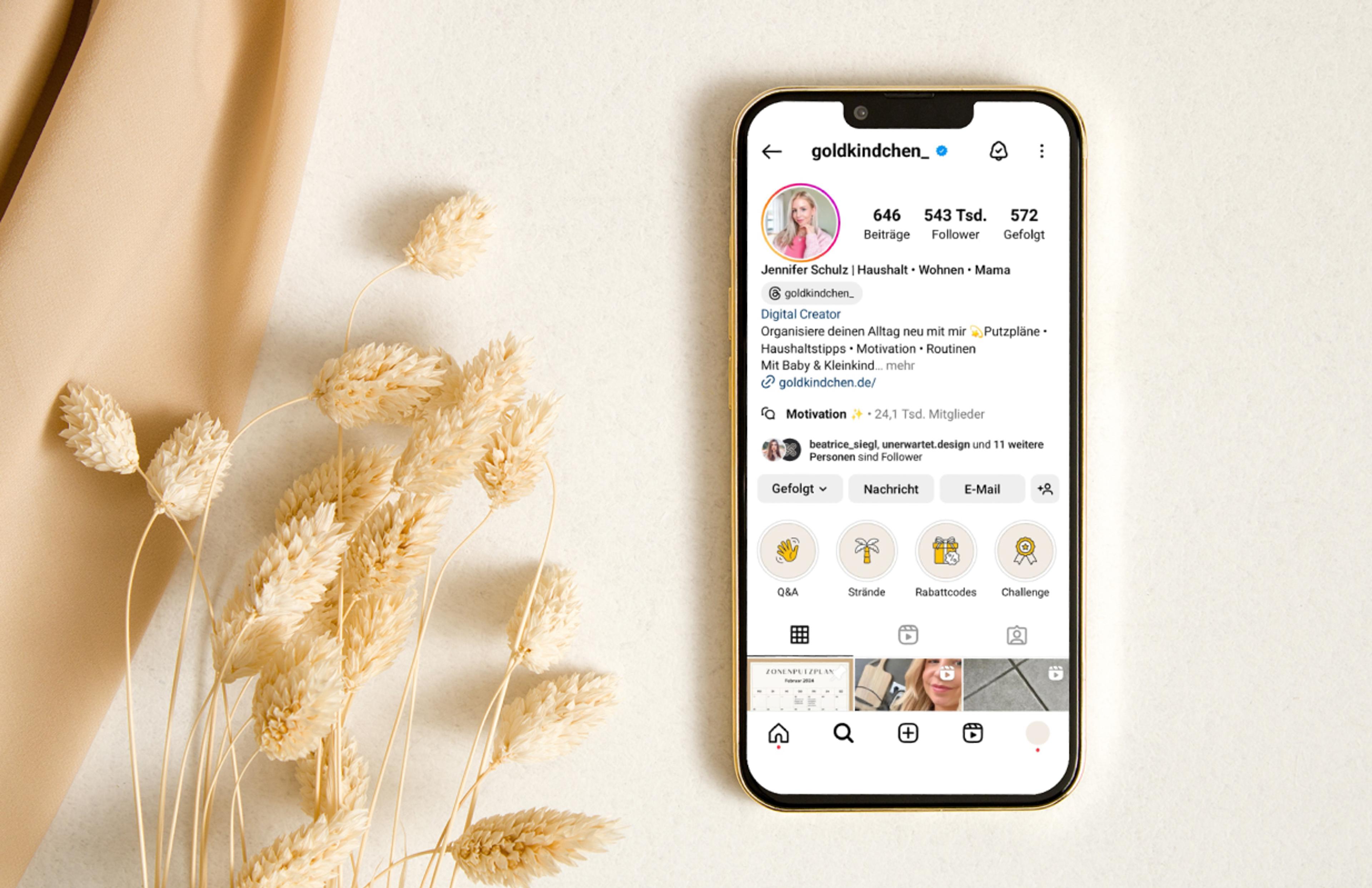 Harmonisches Social Media Branding: Goldkindchen auf Instagram mit sanften Beigetönen, perfekt abgestimmt auf das Corporate Design. Eine durchdachte Markenstrategie, die Vertrauen schafft.