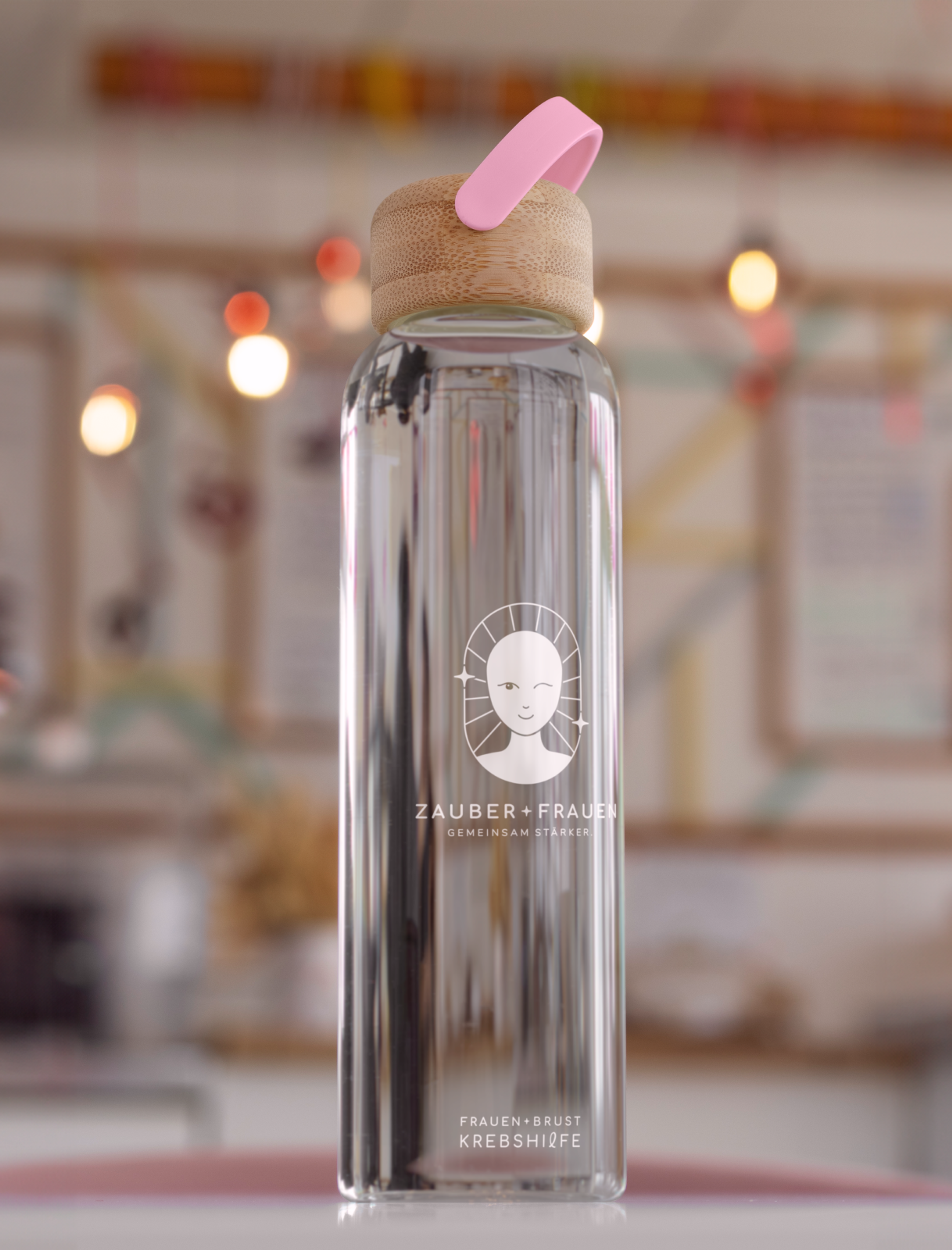 Stilvolle Trinkflasche aus Glas mit Korkverschluss und Zauberfrauen-Logo, ein nachhaltiges Accessoire von Unerwartet Design.