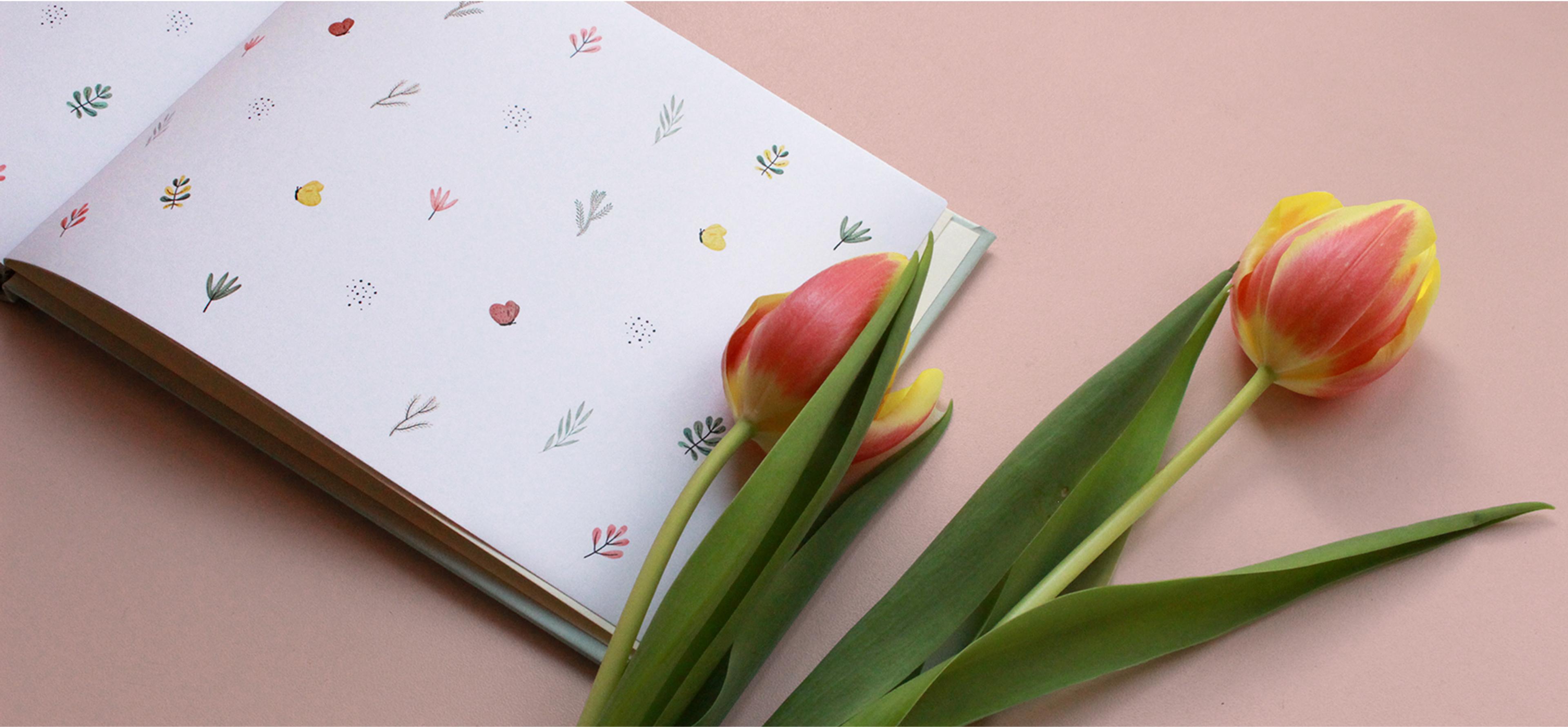 Detailseite mit floralen Mustern – Eine dekorative Innenseite des Goldkindchen Freundschaftsbuchs mit zarten Blumenmustern und verspielten Naturillustrationen.