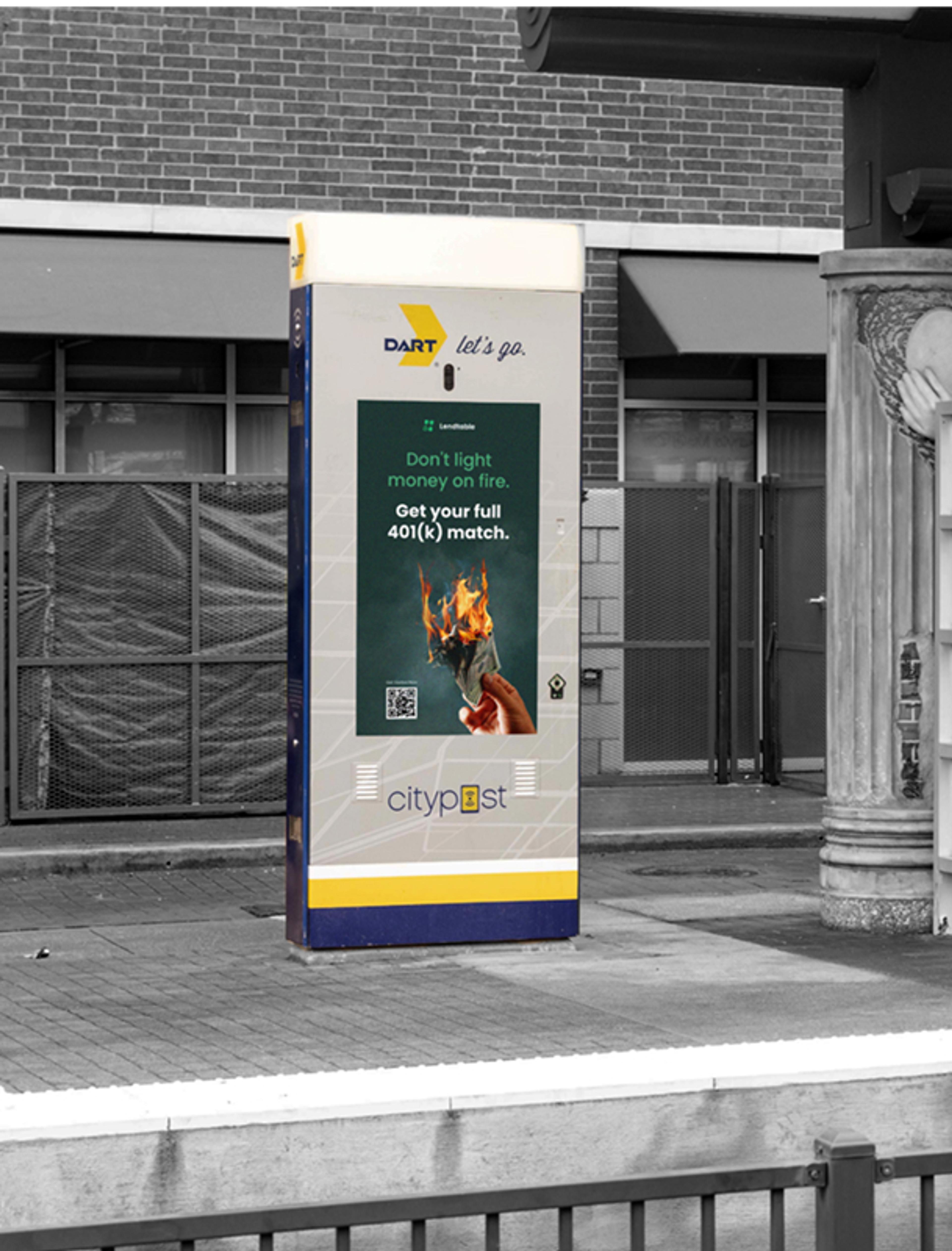 Nahaufnahme einer digitalen Werbeanzeige von Lendtable auf einem öffentlichen Terminal, das den 401(k) Match bewirbt.