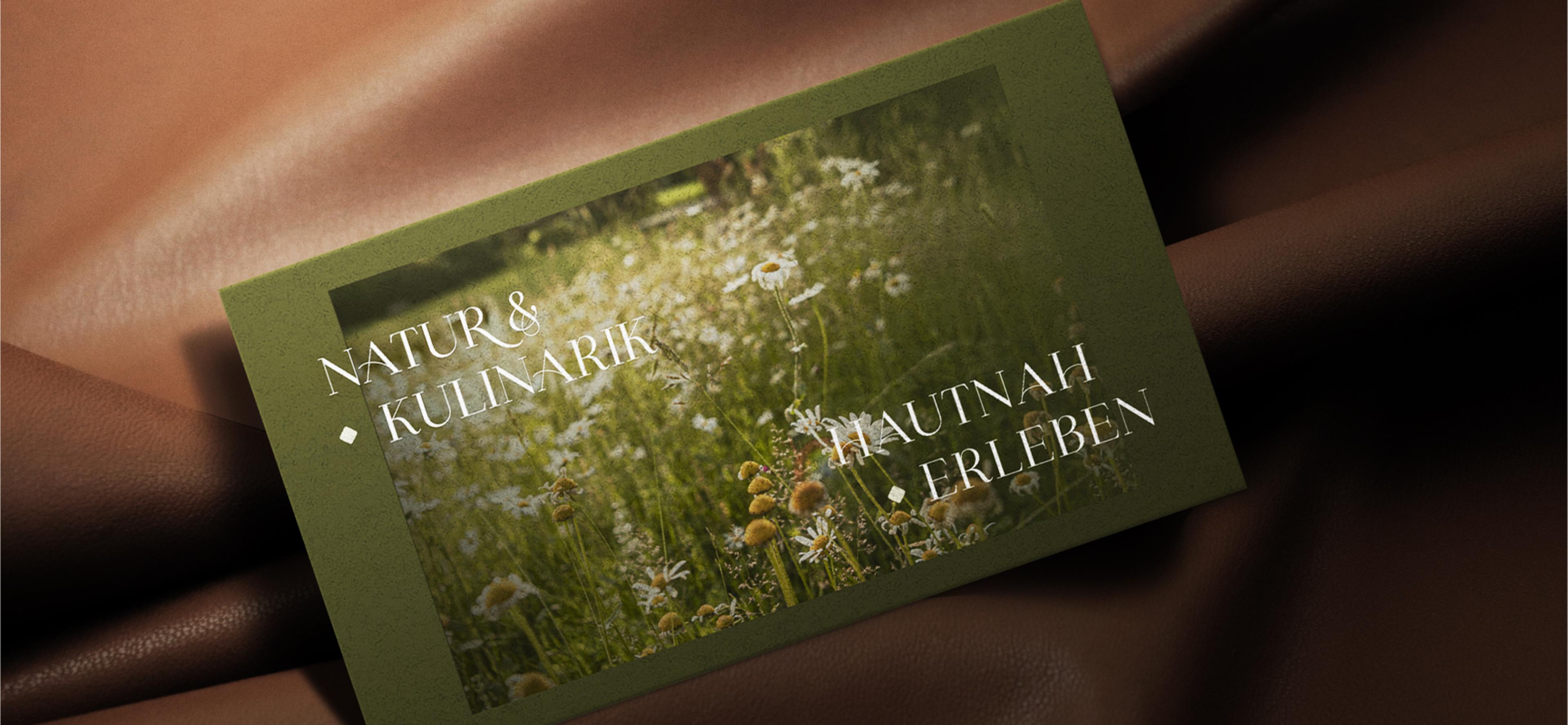 Postkarte mit Tiroler Natur, Kulinarik und Blumenwiese, begleitet von Schriftzug 'Tiroler Natur hautnah erleben', harmonisch gestaltet – Unerwartet Design