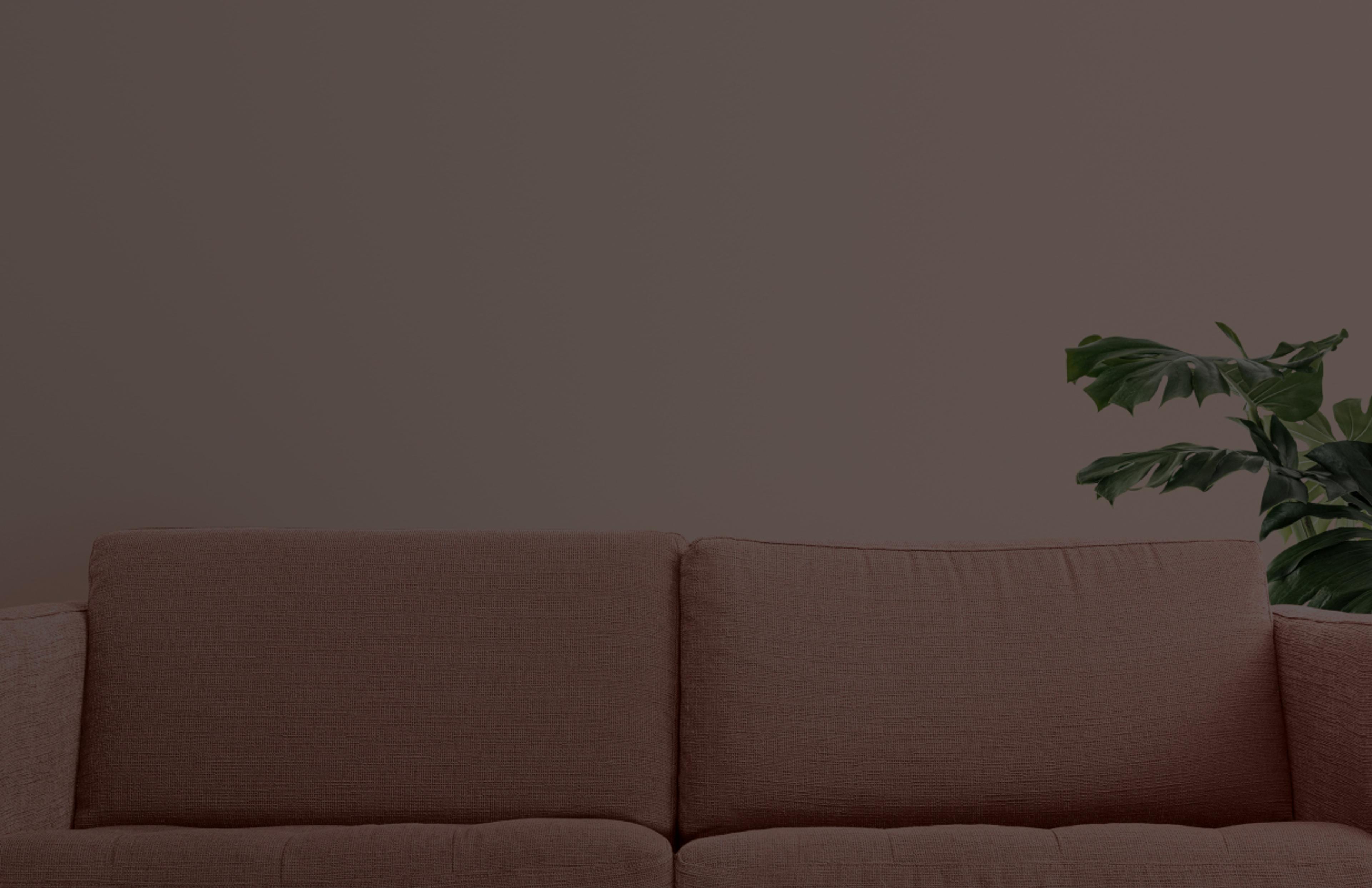 Angenehme rosa Couch im Hintergrund