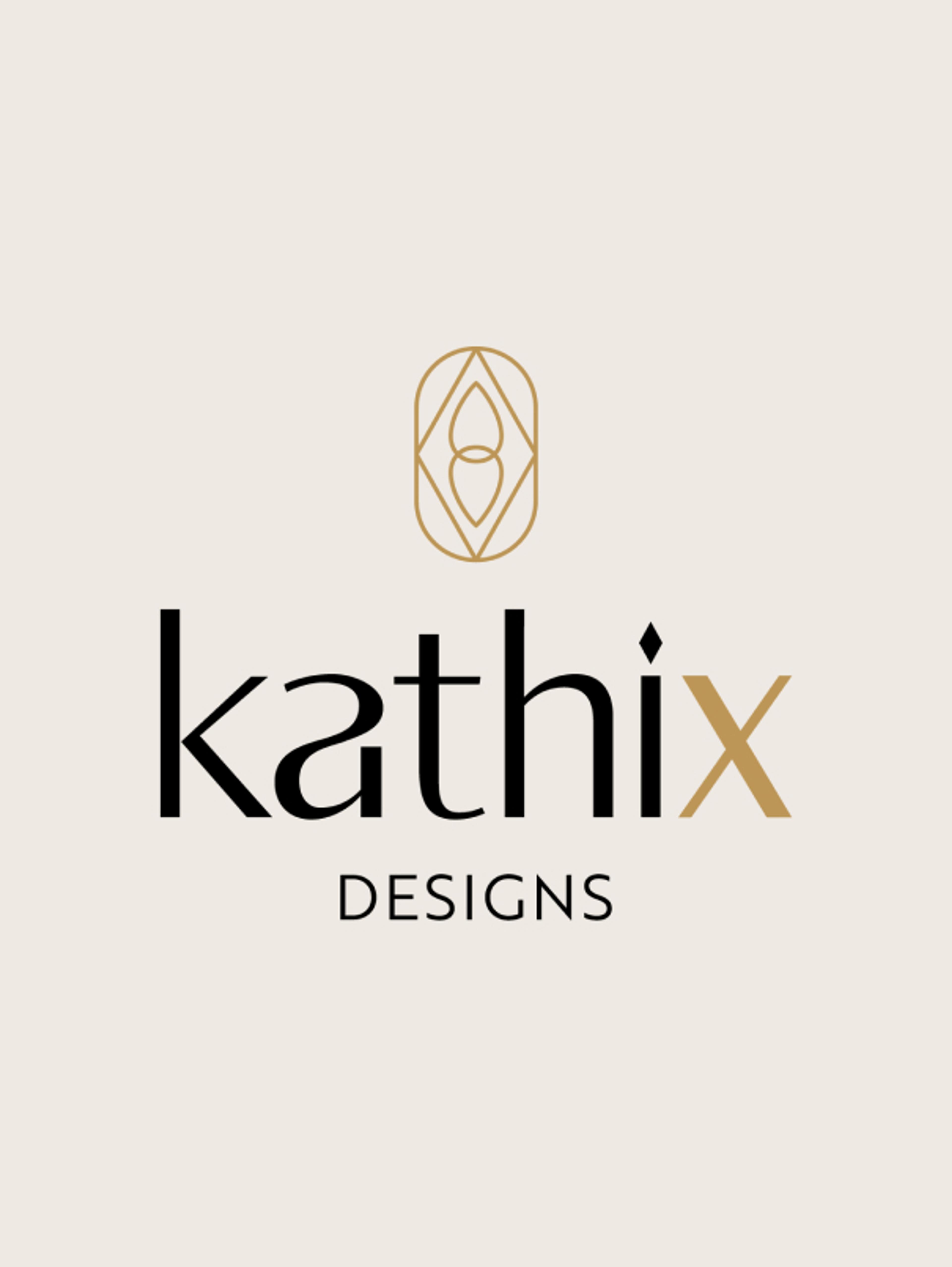 Kathix Designs Logo mit moderner Typografie in Schwarz und Gold – Das Markenlogo kombiniert stilvolle Schrift mit einem filigranen geometrischen Symbol, das die hochwertige Ästhetik der Marke unterstreicht.