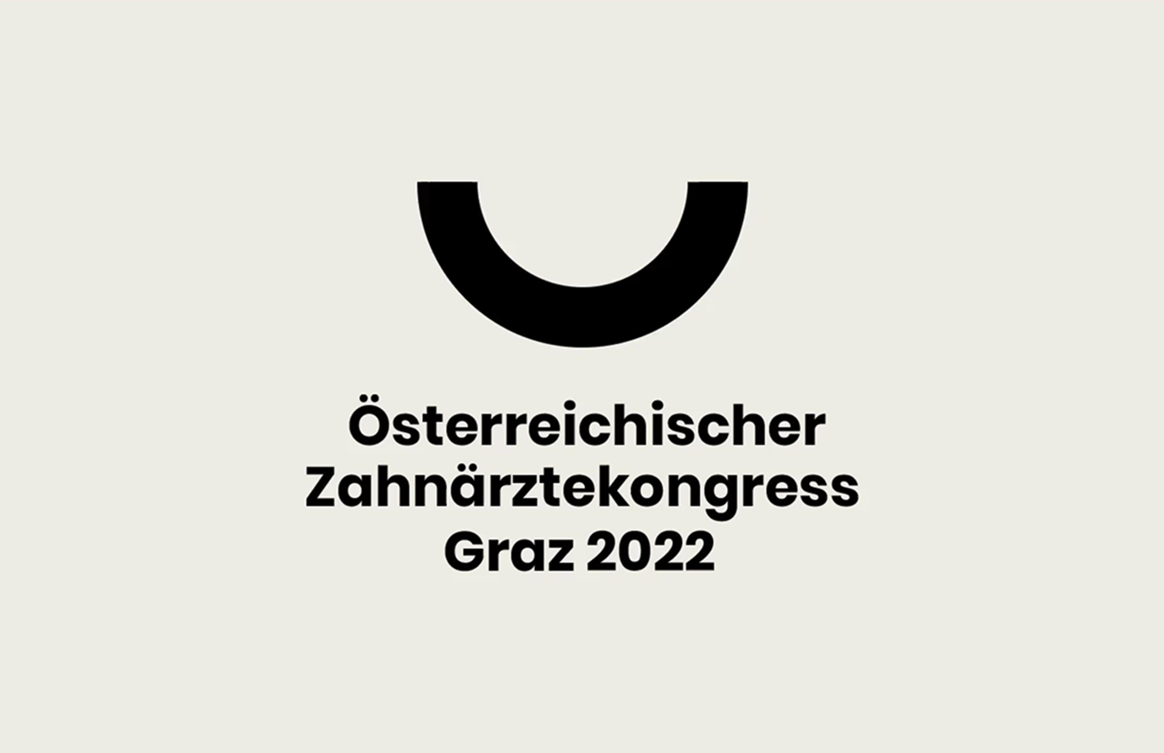 Das Video für den Österreichischen Zahnärztekongress Graz 2022 zeigt das offizielle Logo, das als stilisiertes Halbkreis-Symbol für ein Lächeln steht. Im Verlauf des Videos wechseln sich verschiedene Versionen dieses Logos ab, die jeweils unterschiedliche Farben und Muster aufweisen – von schlichten Linien bis hin zu verspielten Punkten oder geometrischen Formen. Jedes Logo-Design symbolisiert unterschiedliche Aspekte der Zahnmedizin – von Präzision über Innovation bis hin zu Individualität und Patientenorientierung. Das harmonische Wechselspiel der Lächel-Designs unterstreicht die zentrale Botschaft des Kongresses: „Personalisierte Zahnmedizin für individuelle Bedürfnisse“. Die minimalistische, moderne Ästhetik, kombiniert mit fließenden Übergängen, macht das Video sowohl visuell ansprechend als auch professionell. Entwickelt wurde dieses Konzept von der Designagentur Unverwartet Design, die für die gesamte visuelle Identität des Zahnärztekongresses verantwortlich ist.