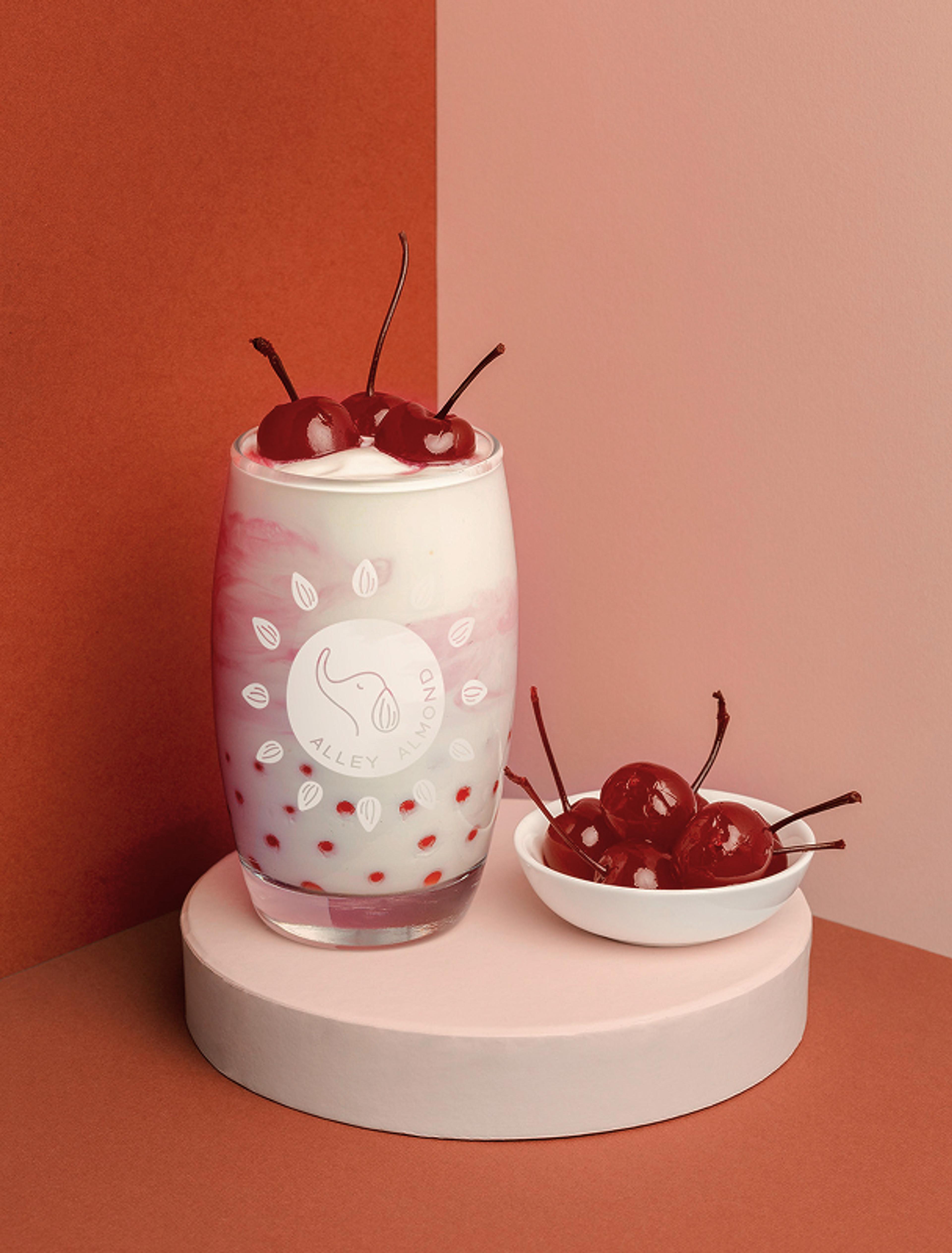 Alley Almond Mandelmich mit Kirschen Stücke und Boba Drink