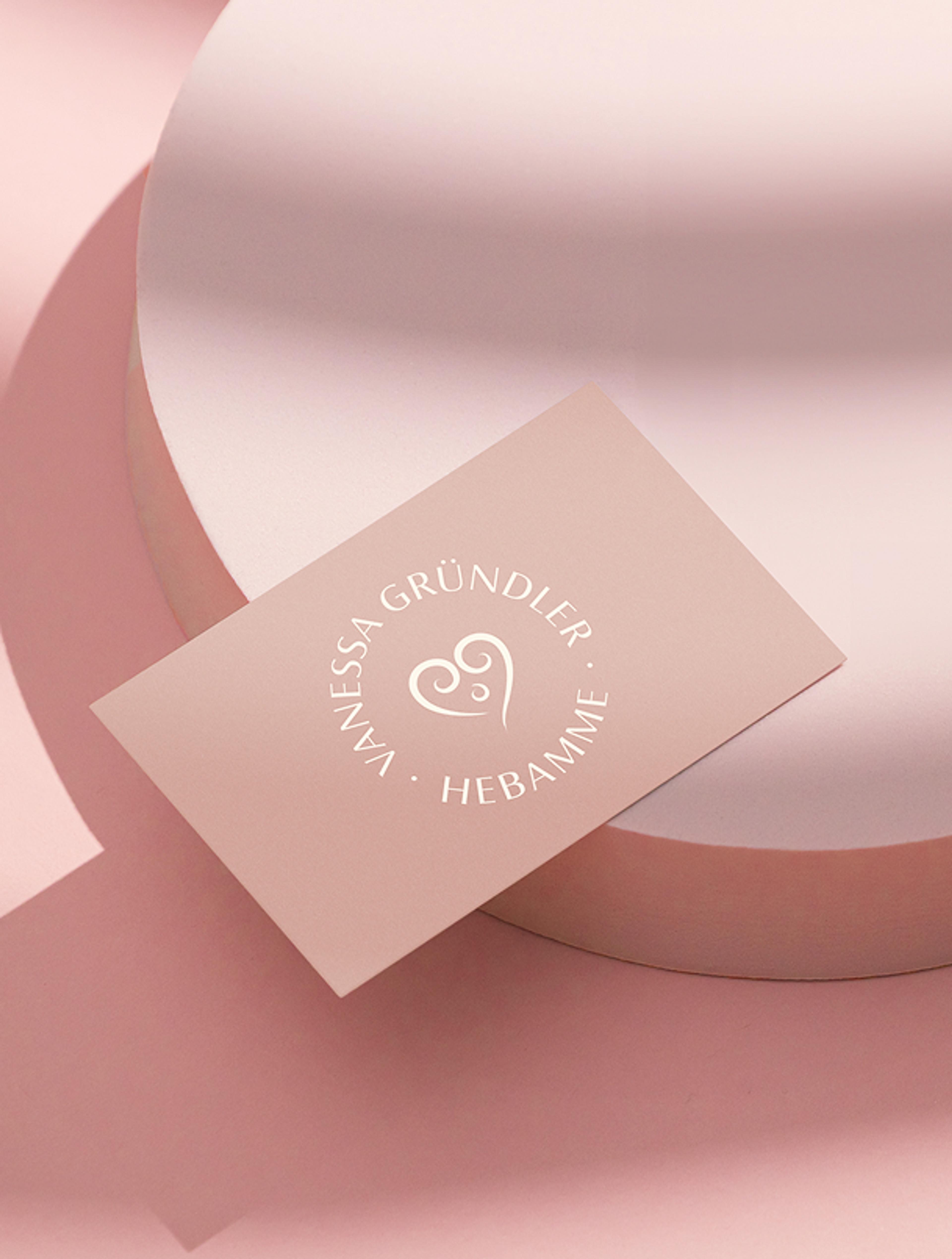 Sanftes, minimalistisches Branding für Hebamme Vanessa Gründler – Visitenkarte auf pastellfarbenen Formen mit warmem Lichtspiel. Gestaltet von Unerwartet Design.