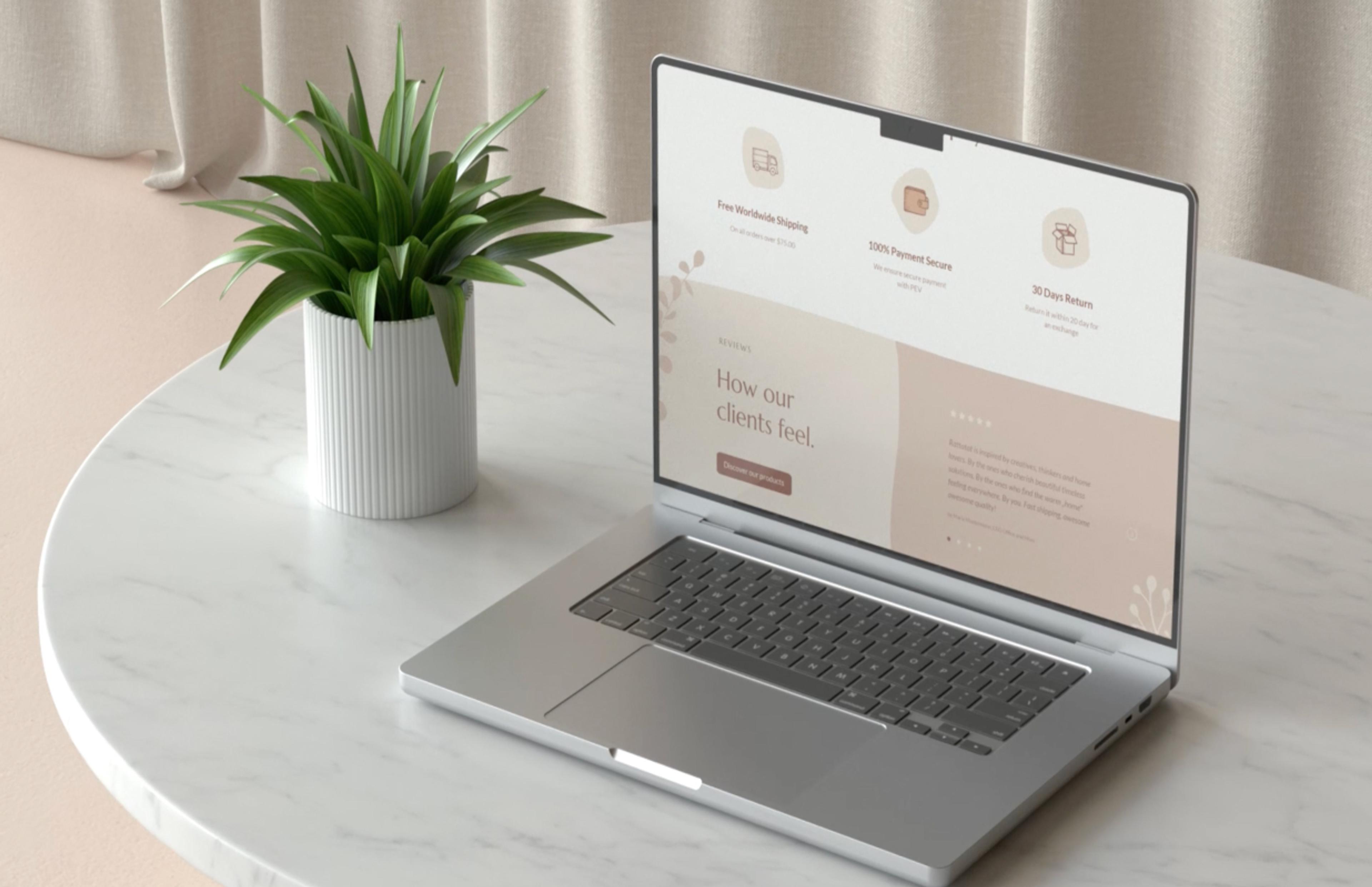 Laptop auf einem Marmortisch neben einer Pflanze, geöffnet mit der Kundenrezensions-Seite von Rattatat. Ein Webdesign, das Vertrauen und Benutzerfreundlichkeit ausstrahlt, gestaltet von Unerwartet Design in Graz, Österreich.