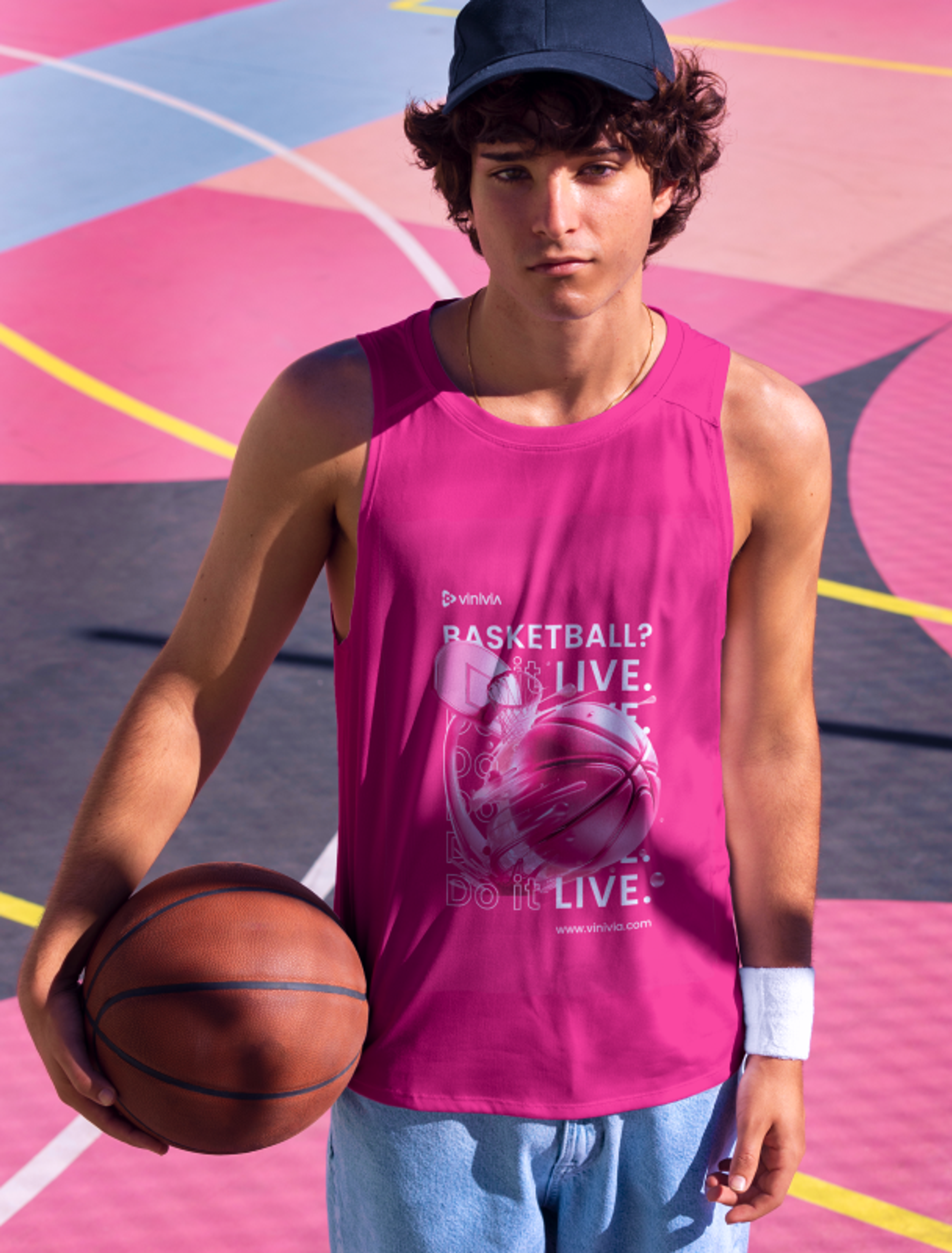 Junge Person in pinkem Vinivia-Basketball-Tanktop auf einem urbanen Basketballplatz, dynamisches Design für sportliche Identität - Unerwartet Design.